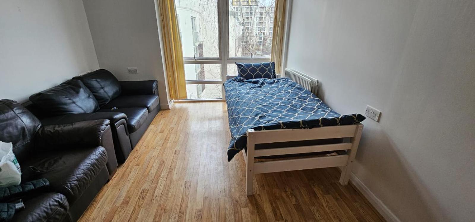 Beautiful 1 Bed With Living *
