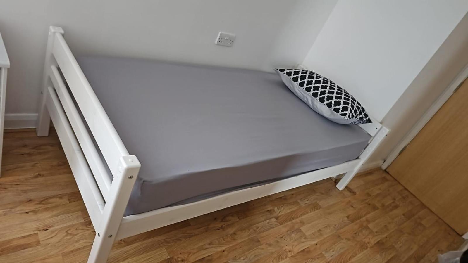 Beautiful 1 Bed With Living Apartment *