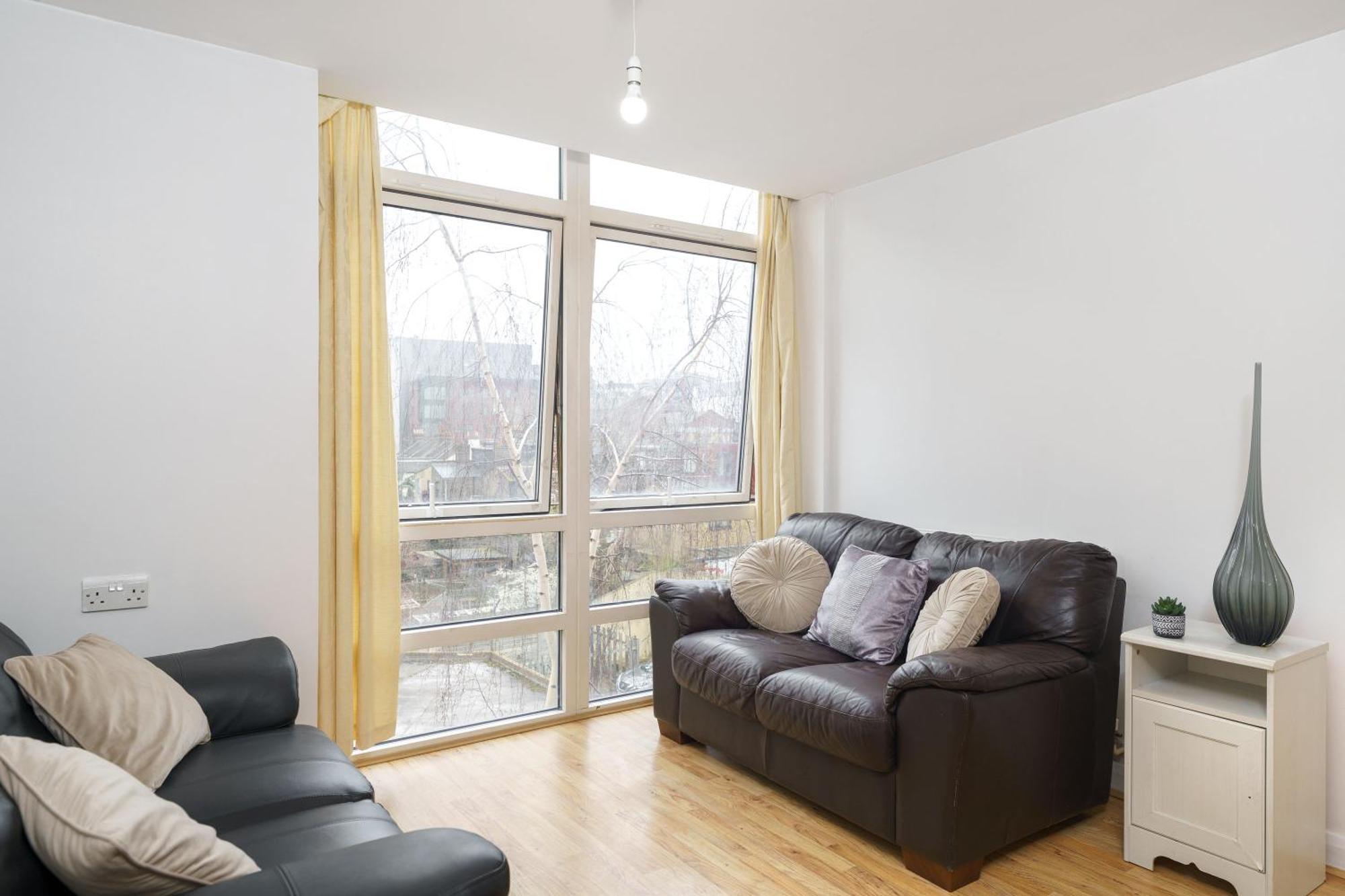 Beautiful 1 Bed With Living