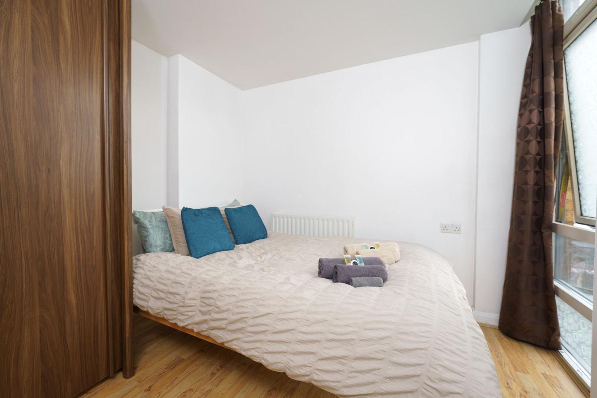 Beautiful 1 Bed With Living Apartment *