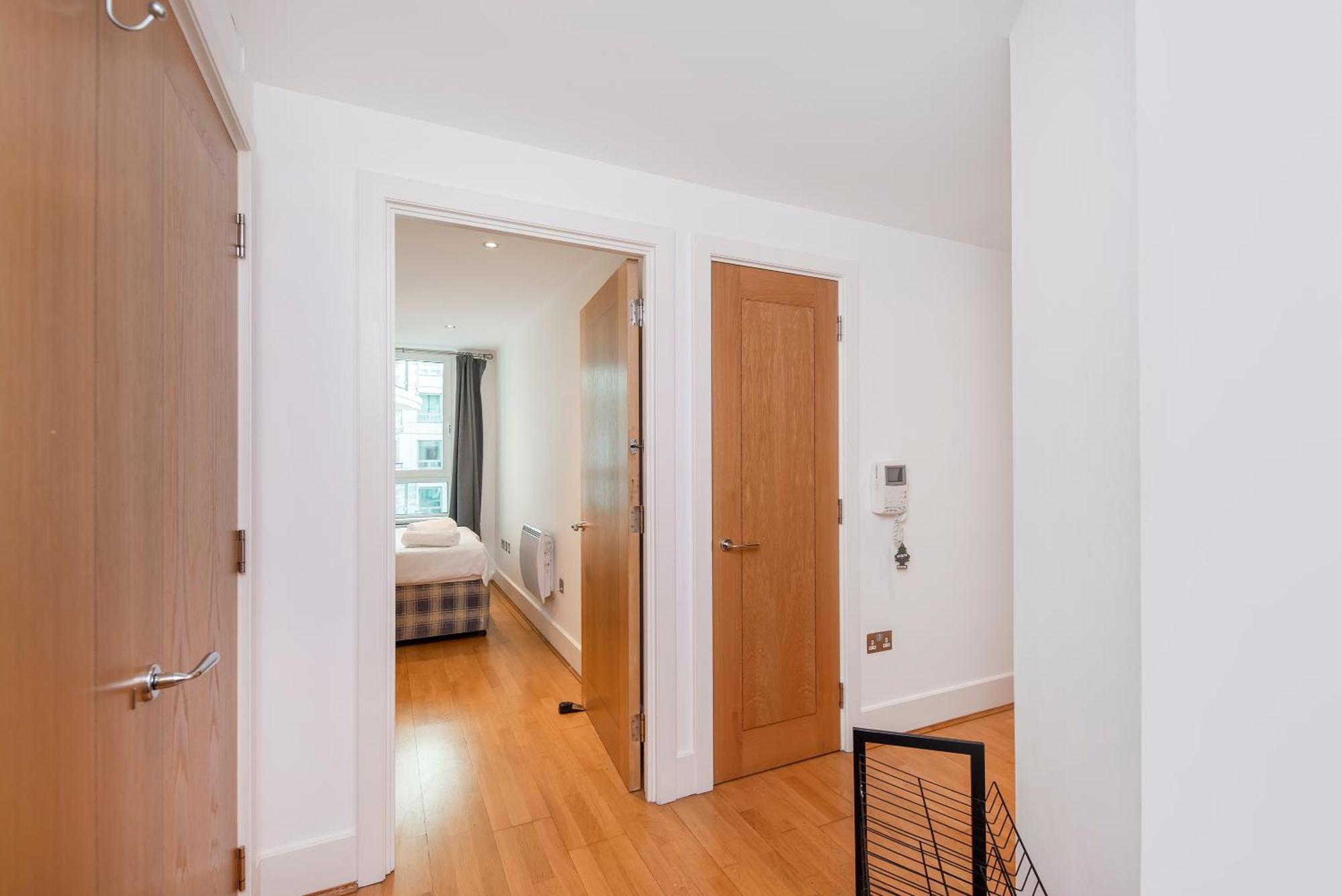 Compact 2 Bed Good Transport Links London