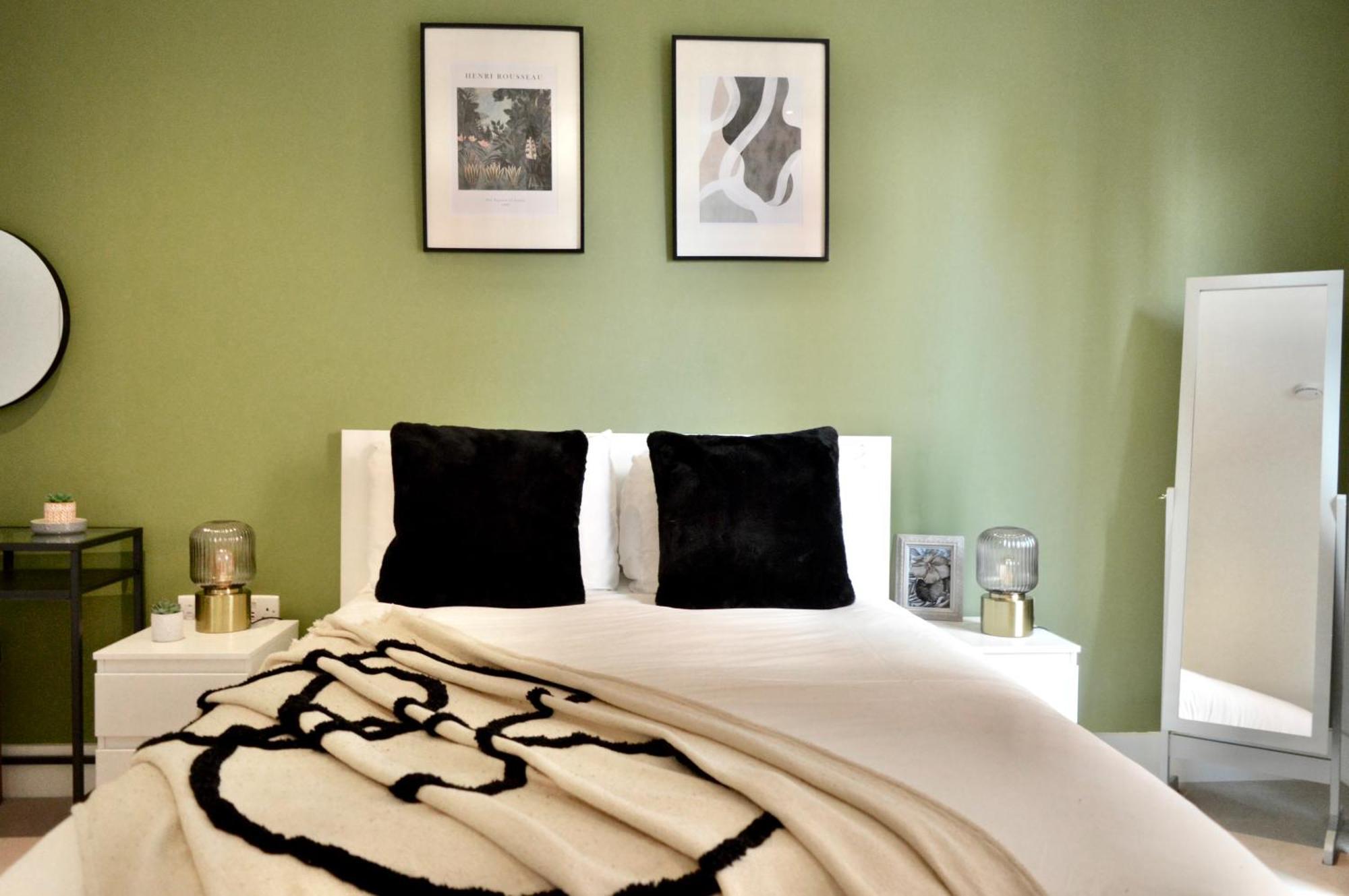 Luxury 2 Bed Vauxhall, Balcony, Sleeps 4, - Open For Business Stays, Long Stays, Families Relocating Londra