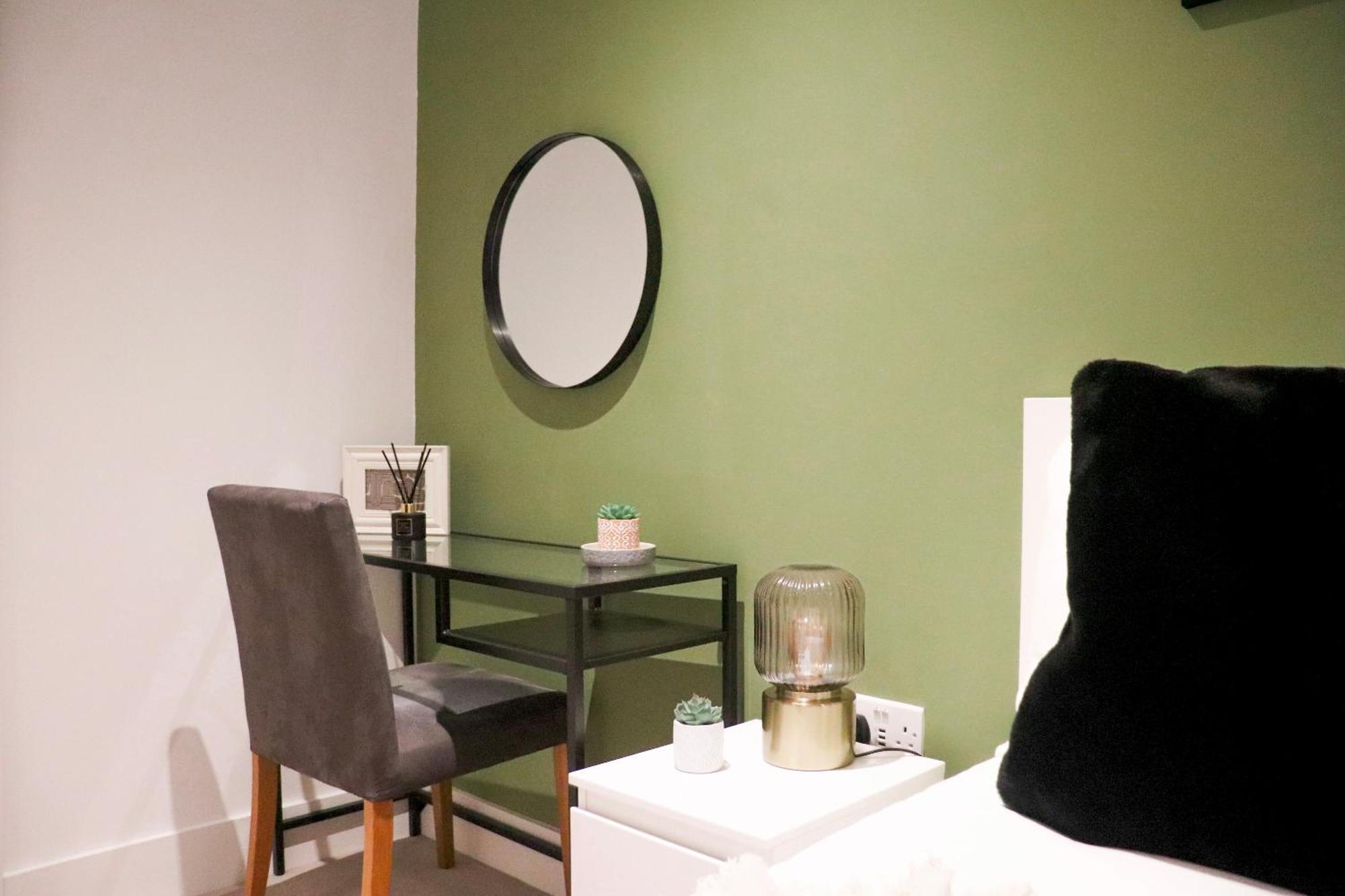 Luxury 2 Bed Vauxhall, Balcony, Sleeps 4, - Open For Business Stays, Long Stays, Families Relocating * Londra