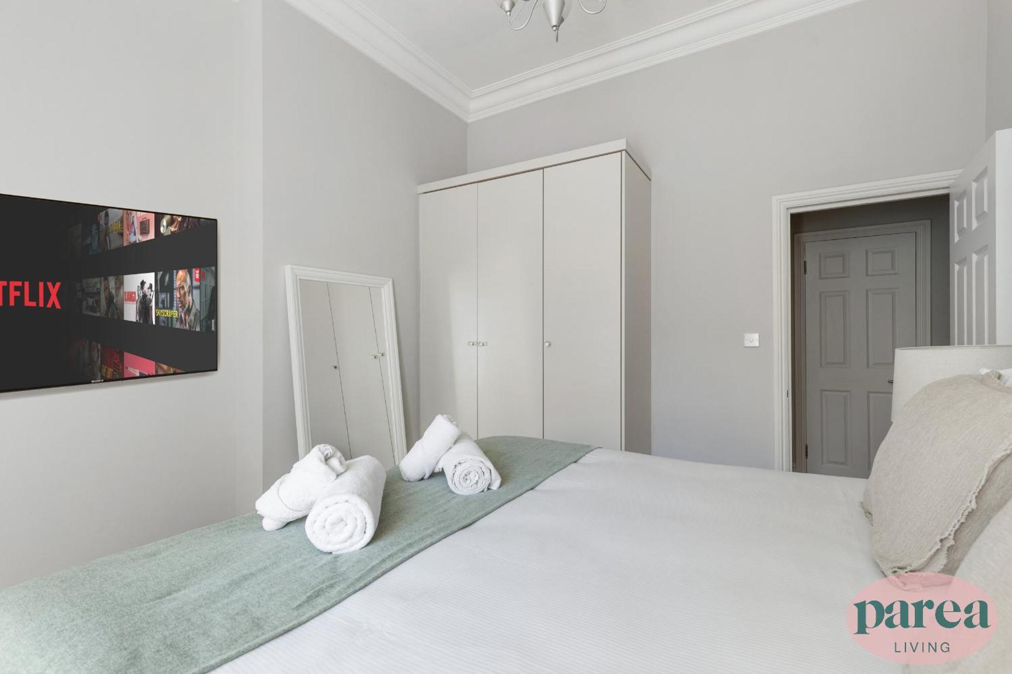 Parea Living - Notting Hill, Stylish 1-bedroom Flat, Private Gardens, Remote Working Apartment London