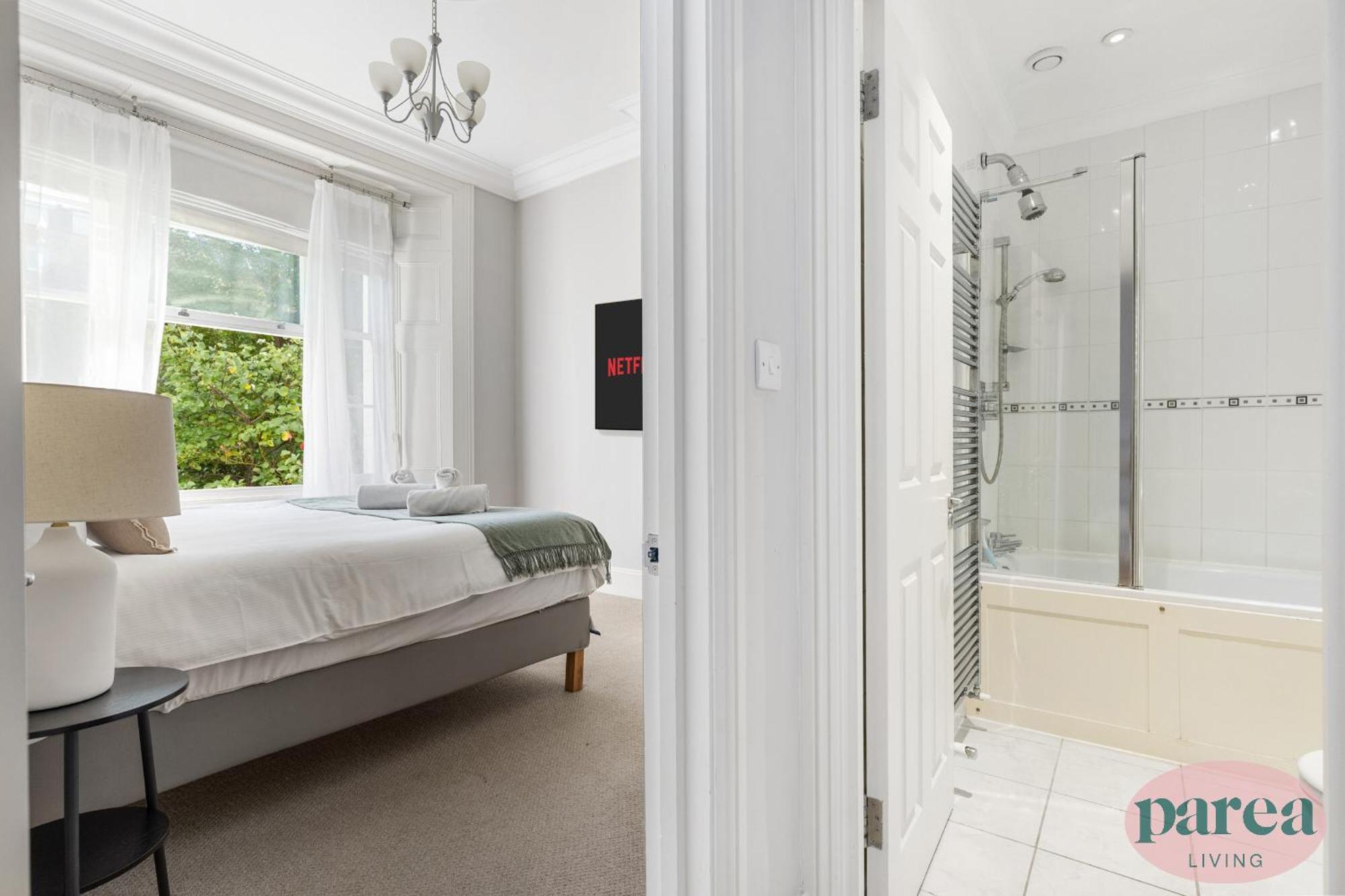 Parea Living - Notting Hill, Stylish 1-bedroom Flat, Private Gardens, Remote Working Apartment