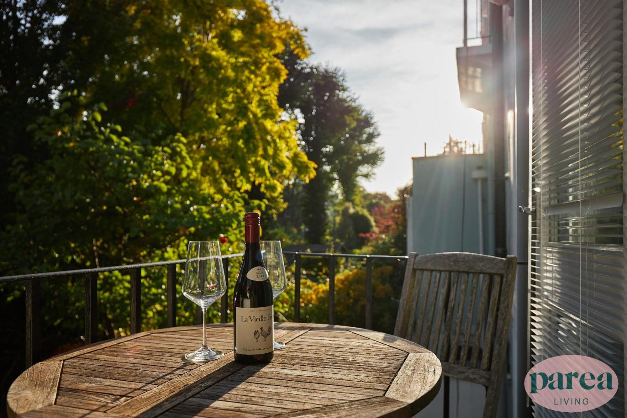 Parea Living - Notting Hill, Stylish 1-bedroom Flat, Private Gardens, Remote Working Apartment *