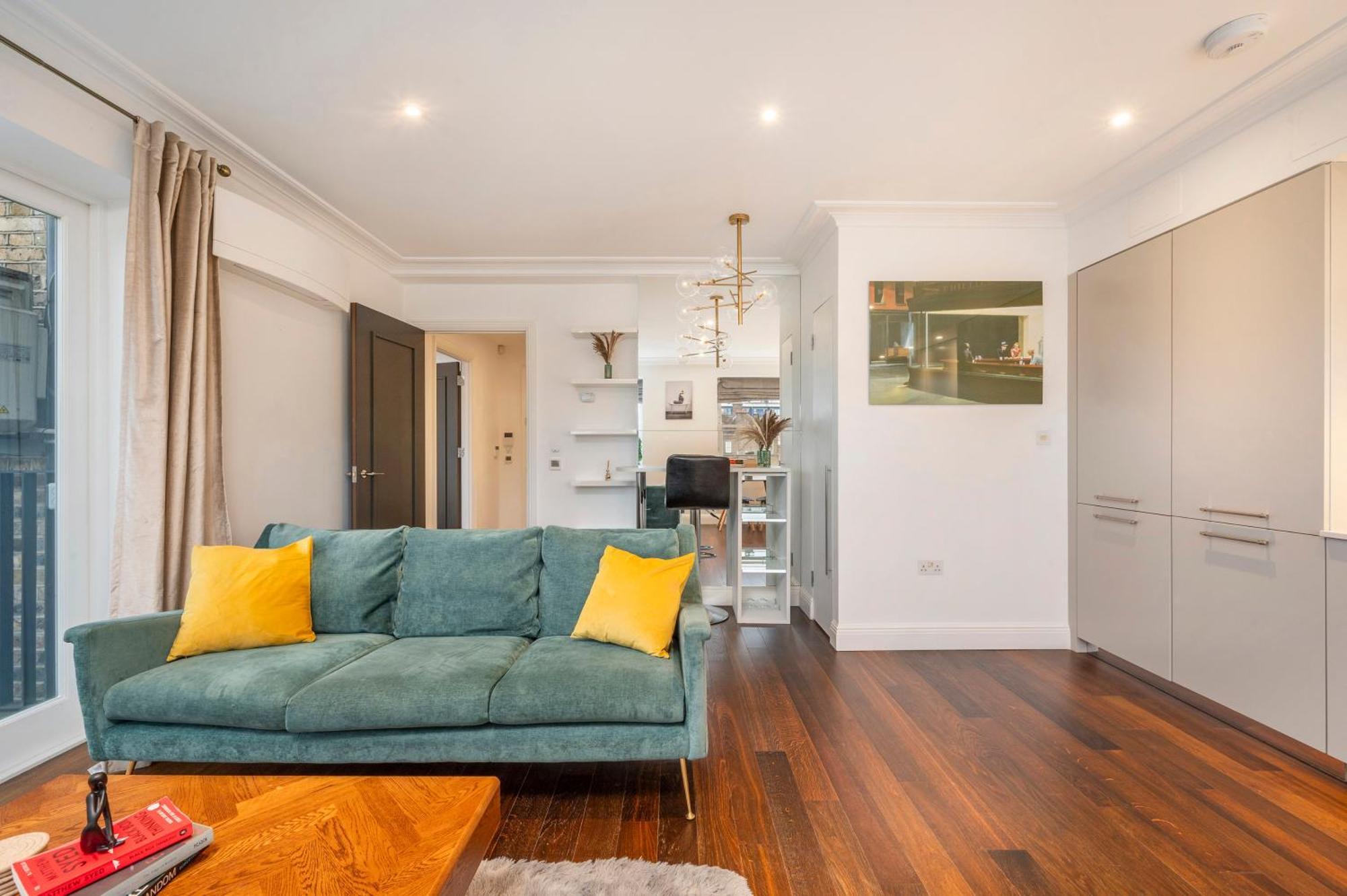 Luxury One Bedroom With Ac, Balcony, Free Coffee Londra