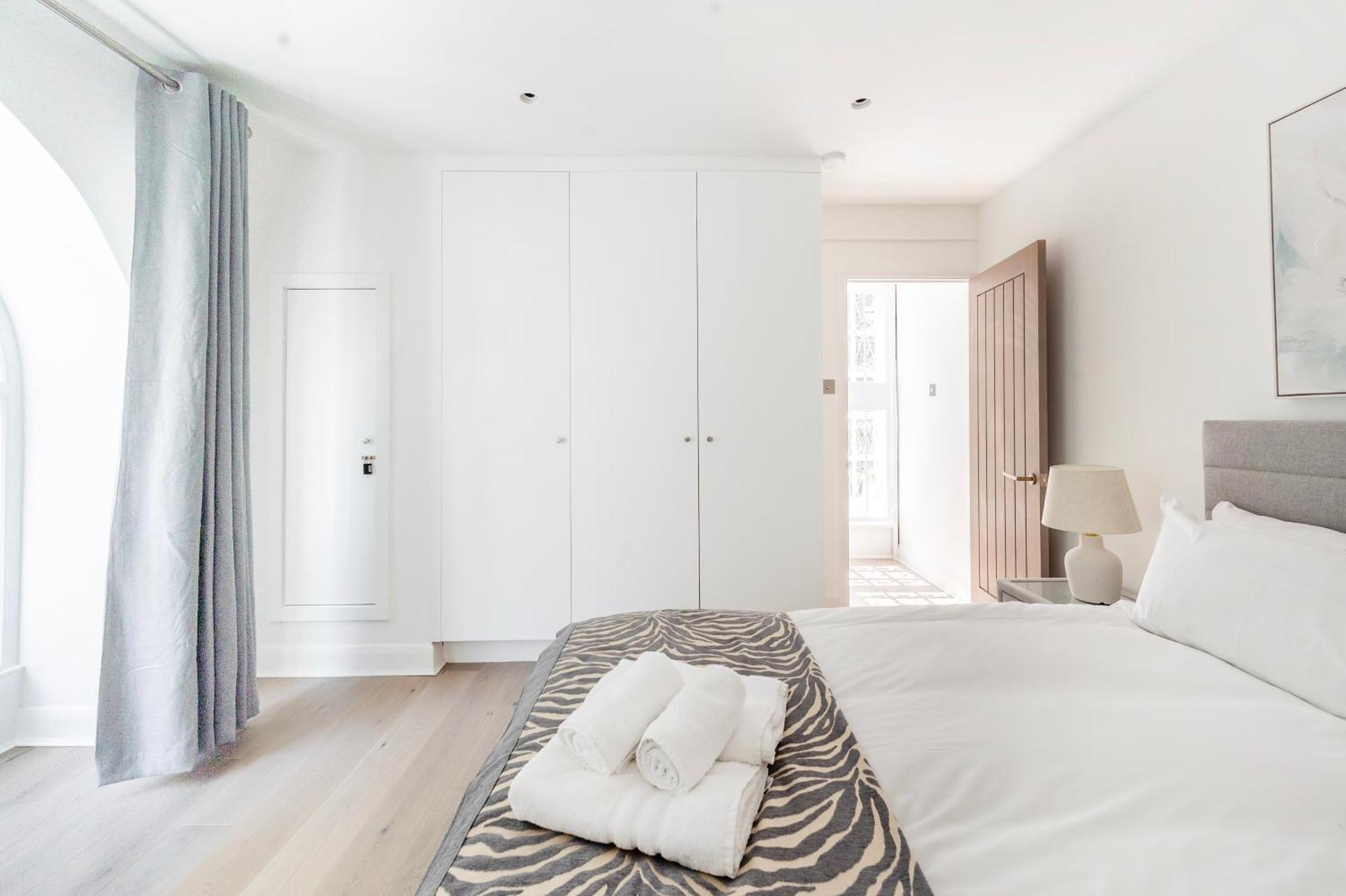 Vakantiehuis Townhouse Moments From Hyde Park & Notting Hill - Free Luggage Storage Nearby And In Unit Washing Machine & Dryer Londen