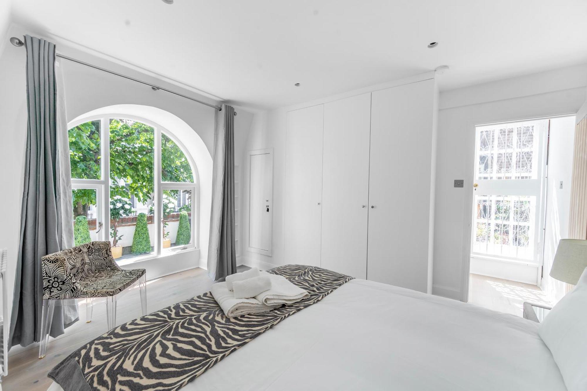 Vakantiehuis Townhouse Moments From Hyde Park & Notting Hill - Free Luggage Storage Nearby And In Unit Washing Machine & Dryer *