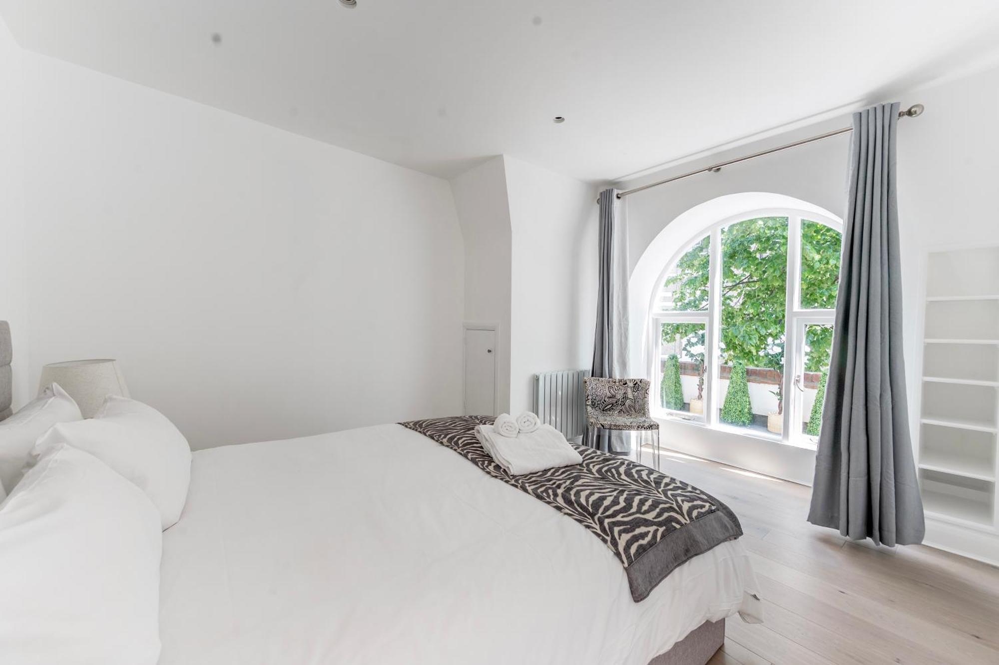 Vakantiehuis Townhouse Moments From Hyde Park & Notting Hill - Free Luggage Storage Nearby And In Unit Washing Machine & Dryer Londen