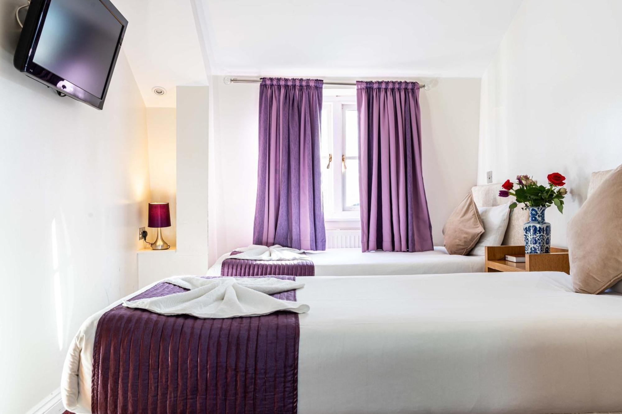 Lancaster Court Hotel 3*