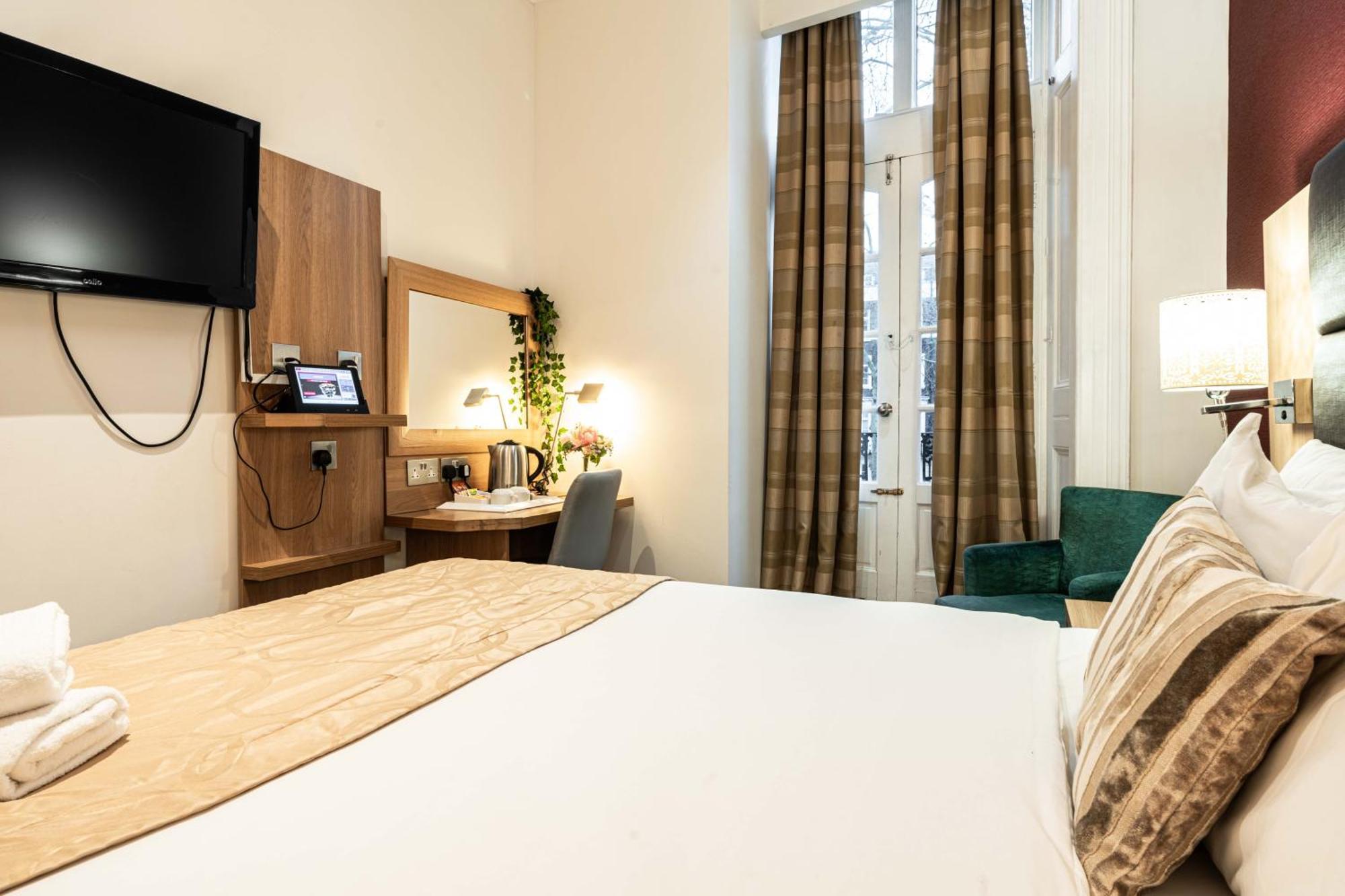 Lancaster Court Hotel 3*