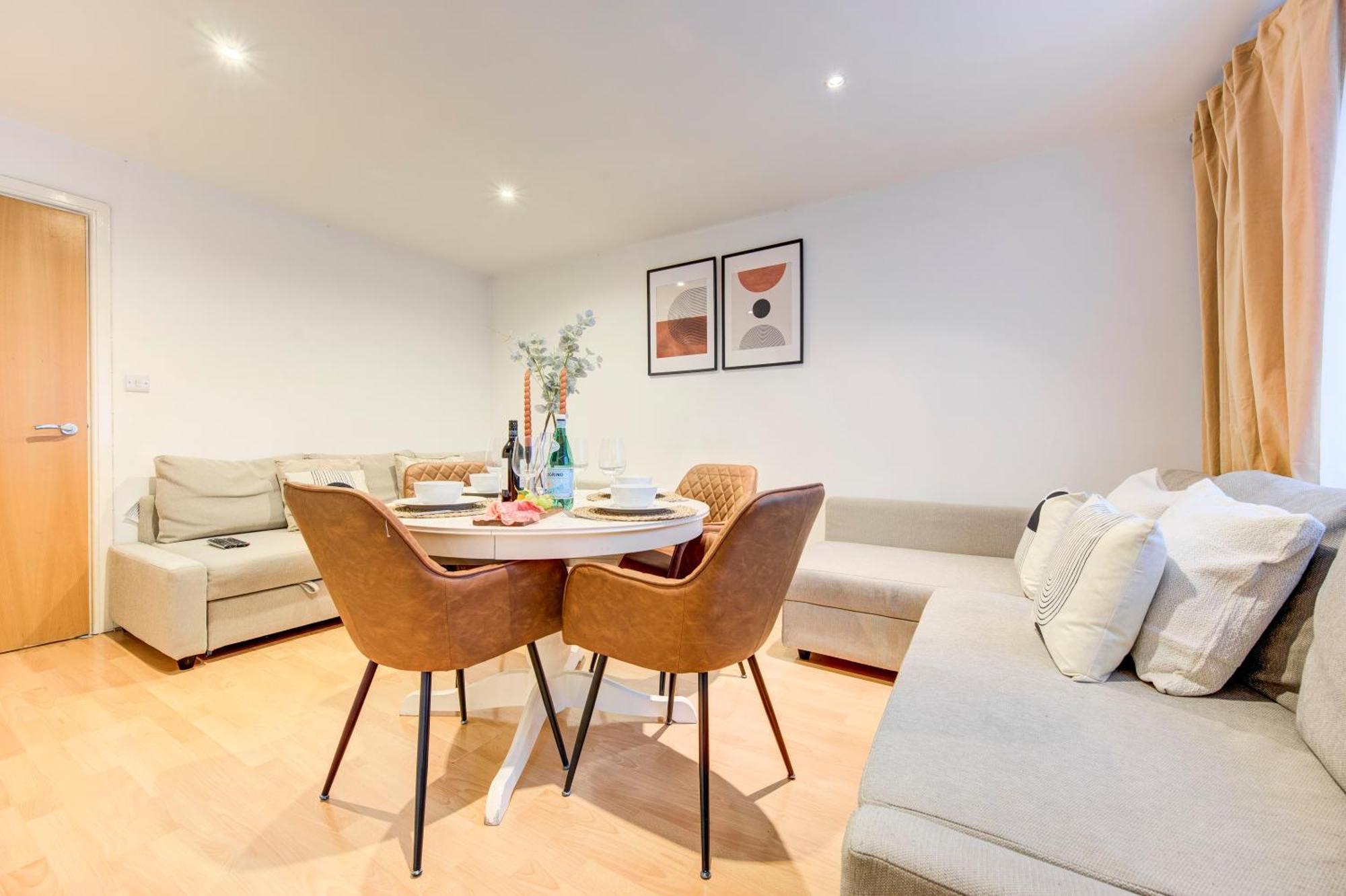 Boho Chic Tower Bridge Gem, Sleeps 8 Appartement Londen