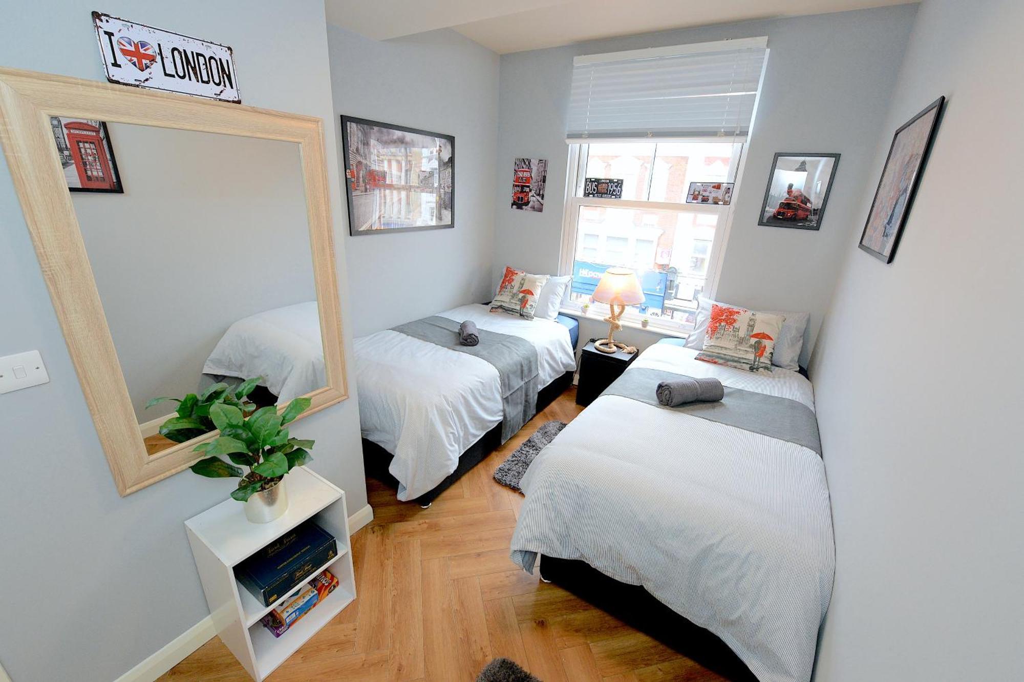 Apartment 2 Bedroom Flat In Wood Piccadilly Line