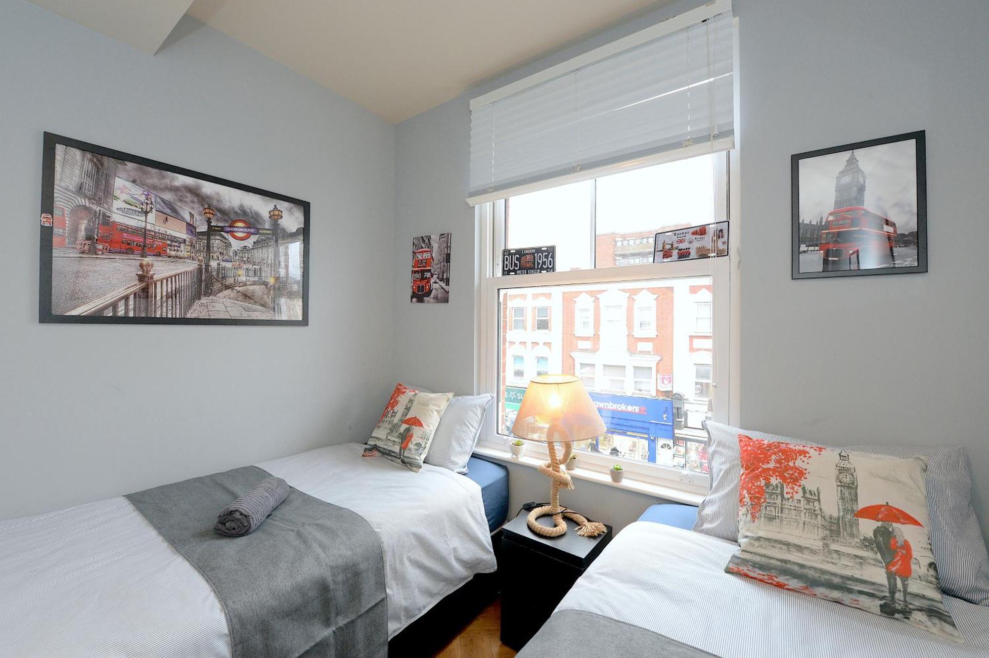 2 Bedroom Flat In Wood Piccadilly Line