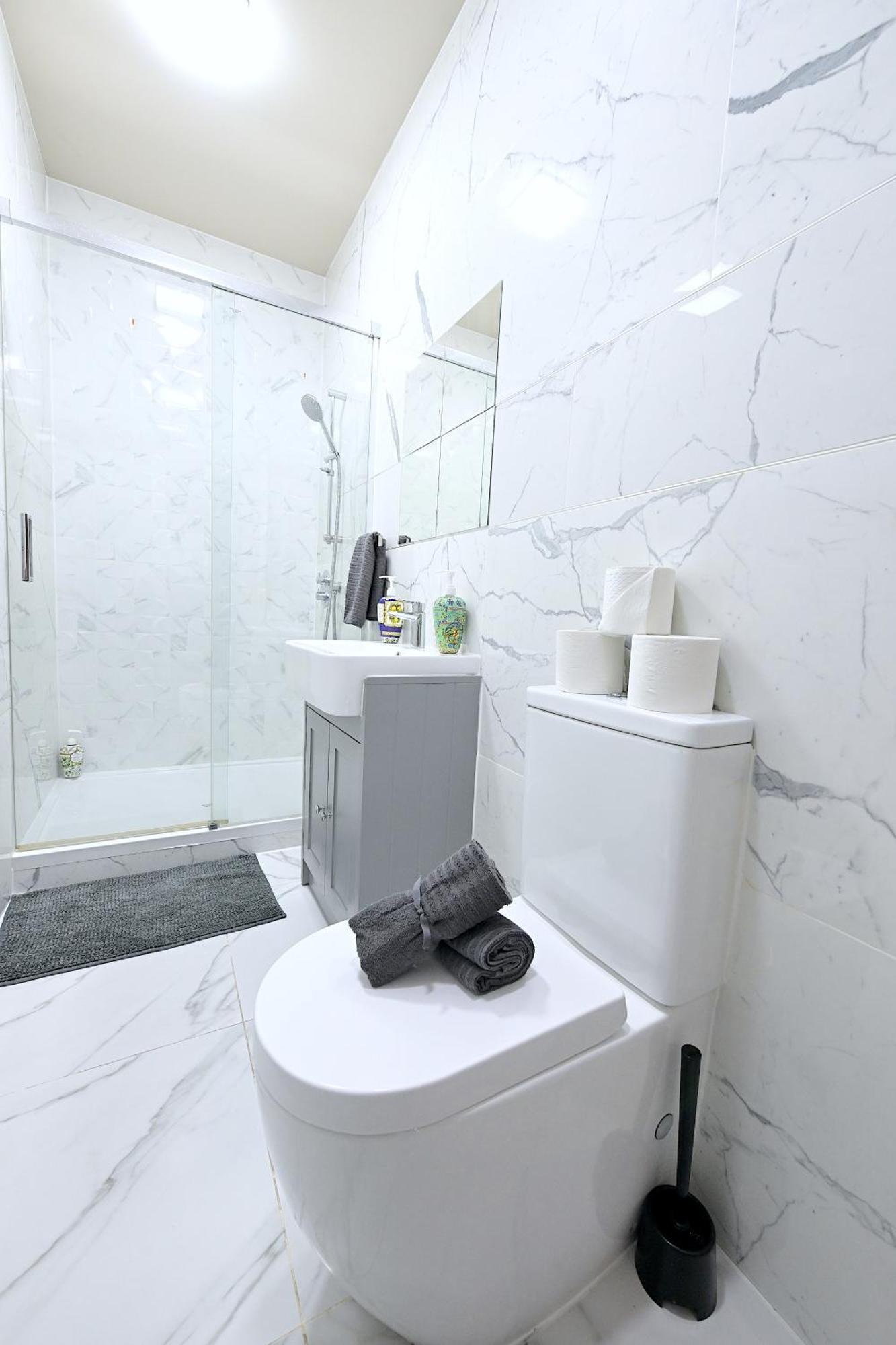 2 Bedroom Flat In Wood Piccadilly Line * London