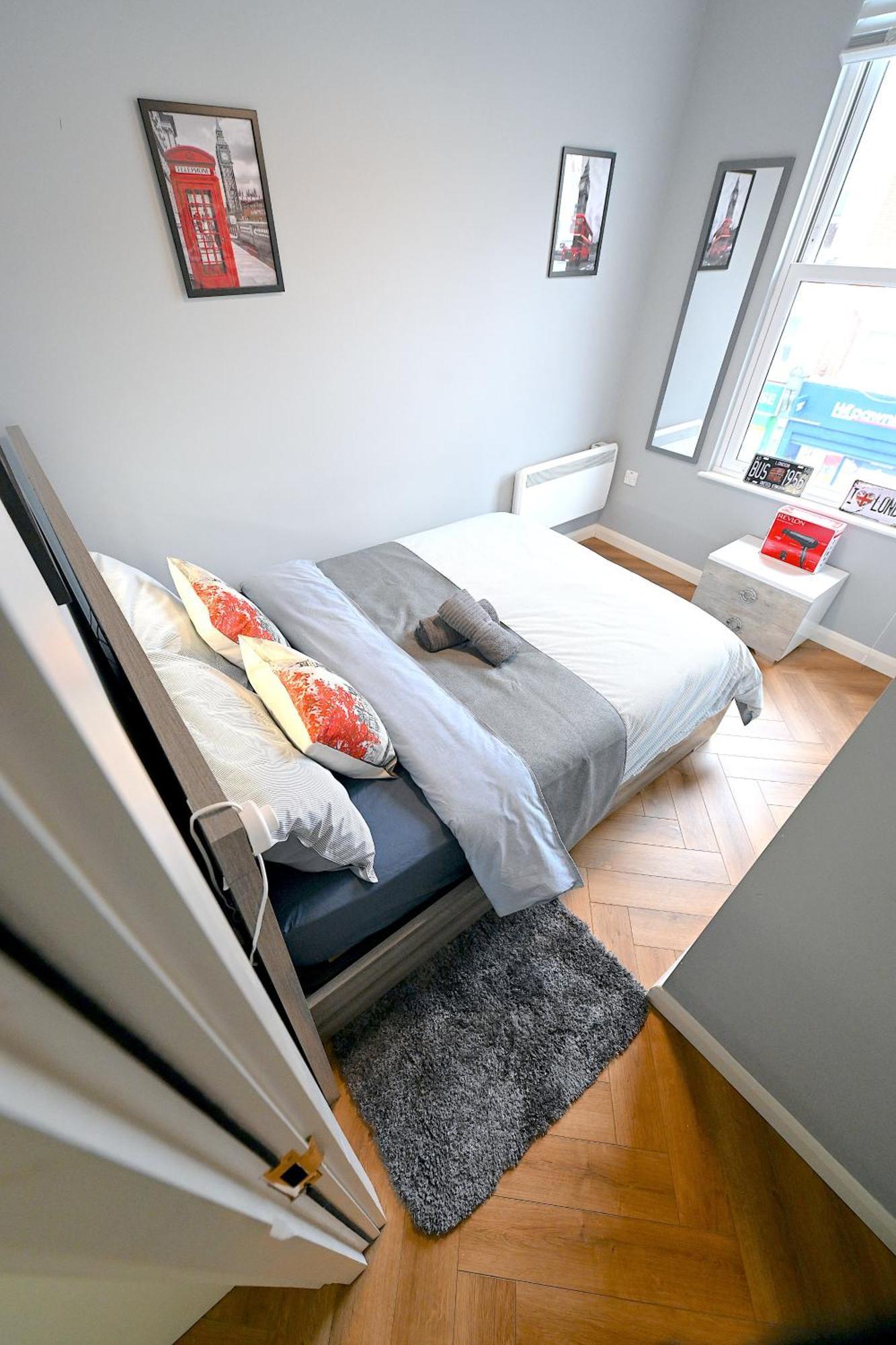 2 Bedroom Flat In Wood Piccadilly Line London