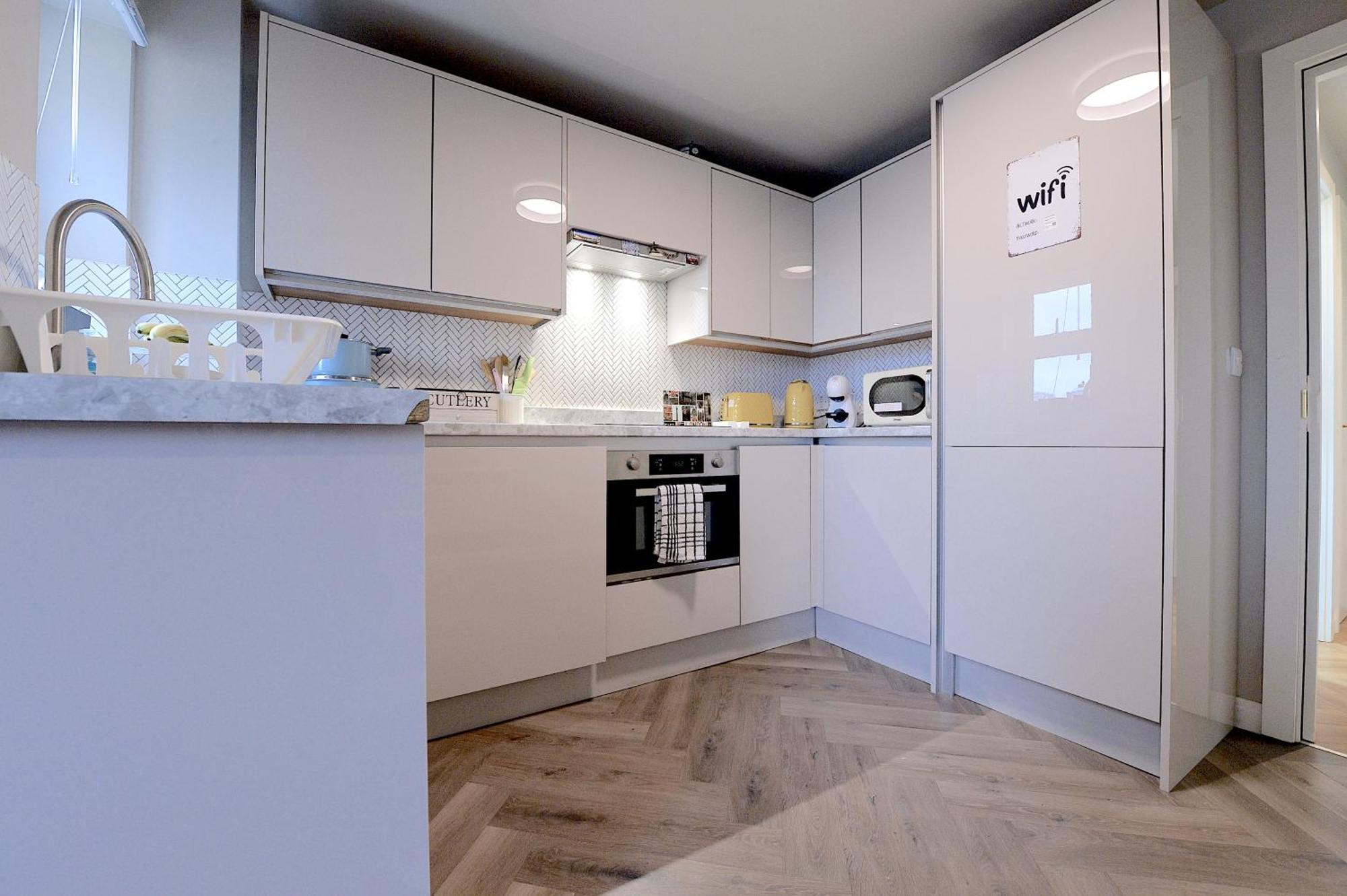 Apartment 2 Bedroom Flat In Wood Piccadilly Line