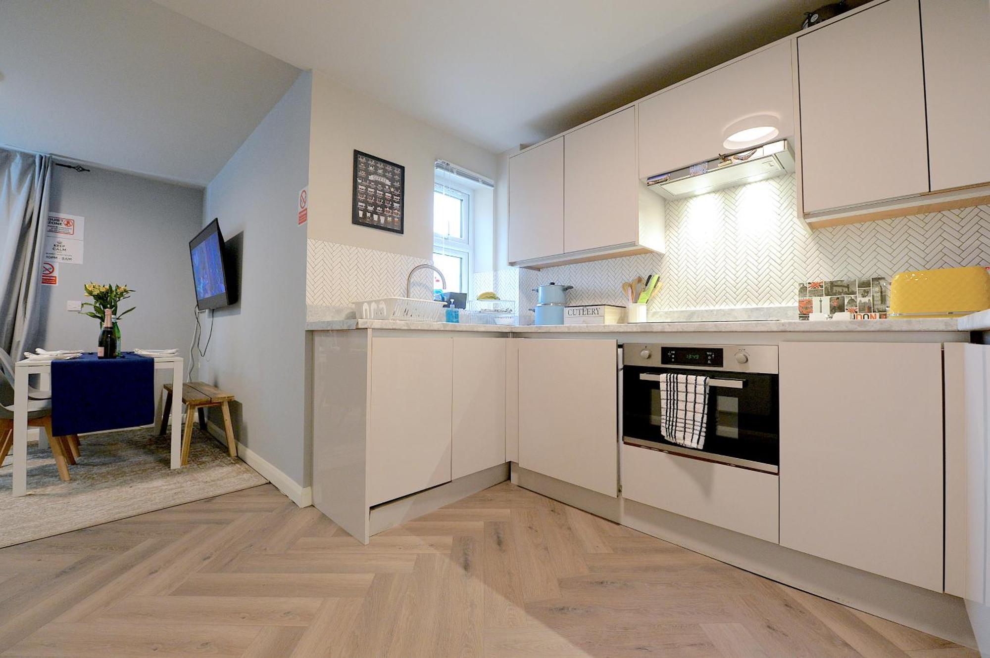2 Bedroom Flat In Wood Piccadilly Line Apartment London