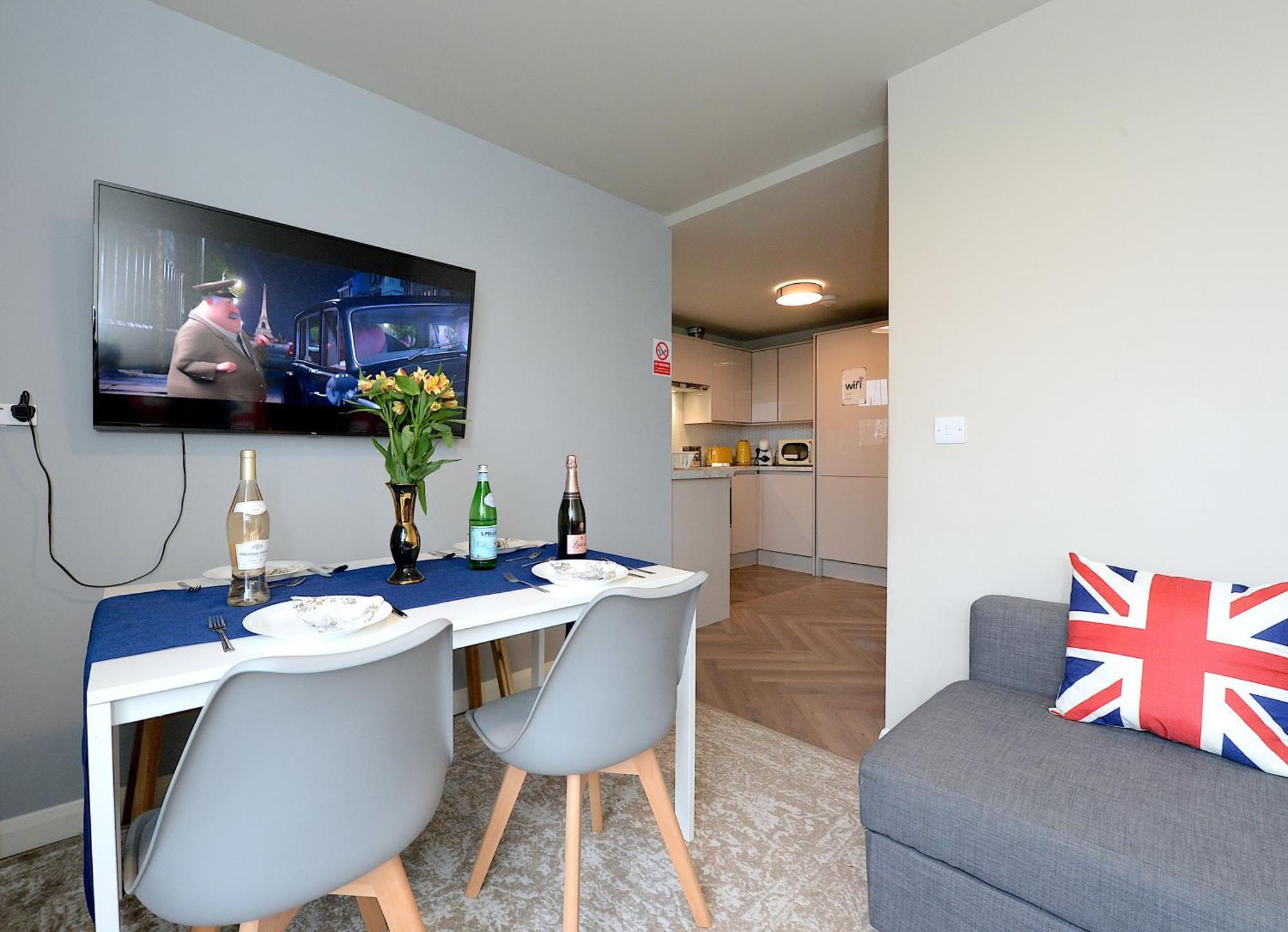 2 Bedroom Flat In Wood Piccadilly Line Apartment