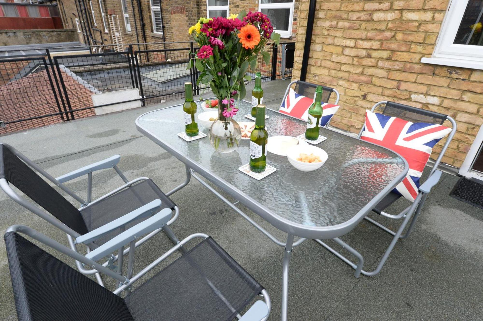 Apartment 2 Bedroom Flat In Wood Piccadilly Line