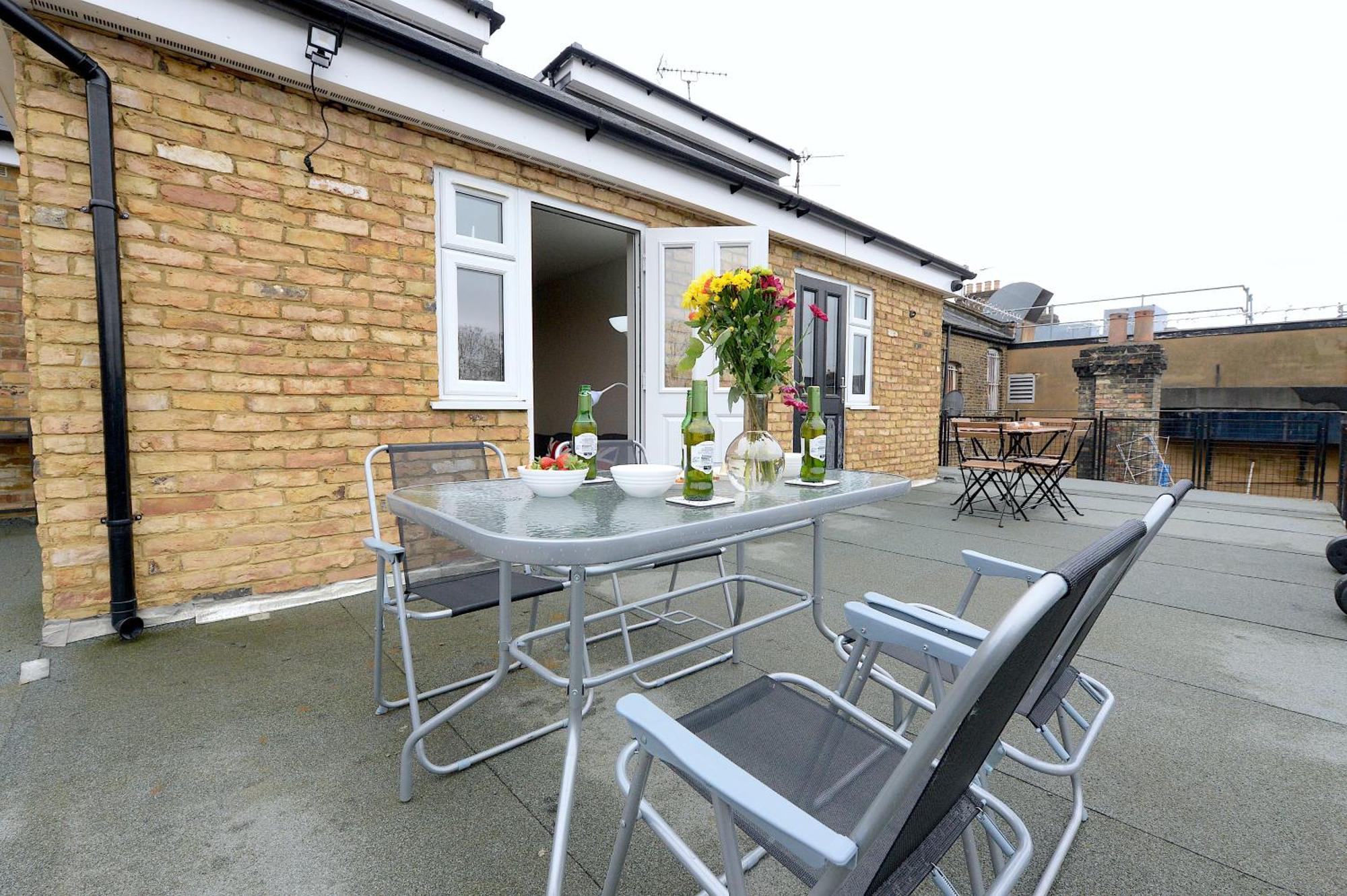 2 Bedroom Flat In Wood Piccadilly Line London
