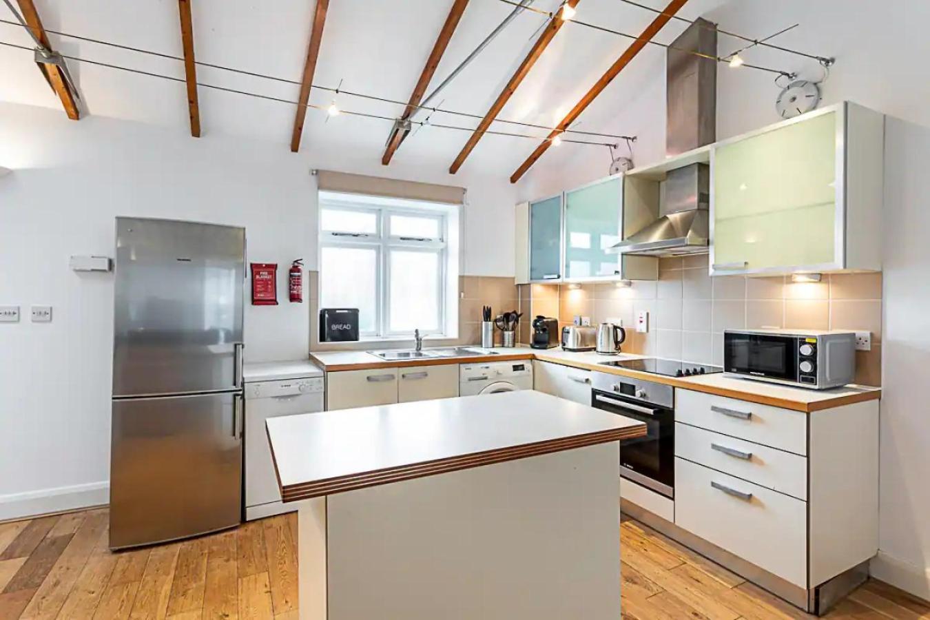 Light And Airy Upside Down House In Hackney Semesterbostad London