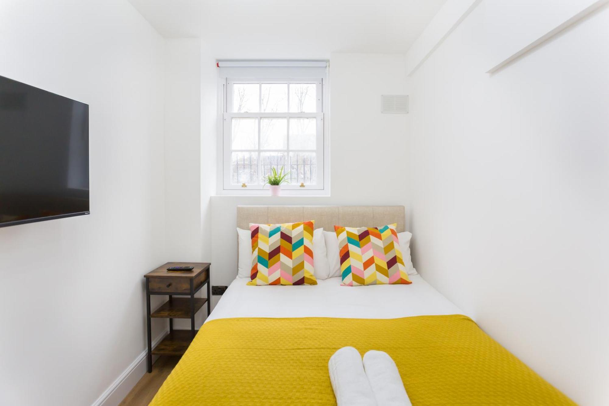 Centre One Bedroom Next To Station, Newly Renovated Lägenhet *