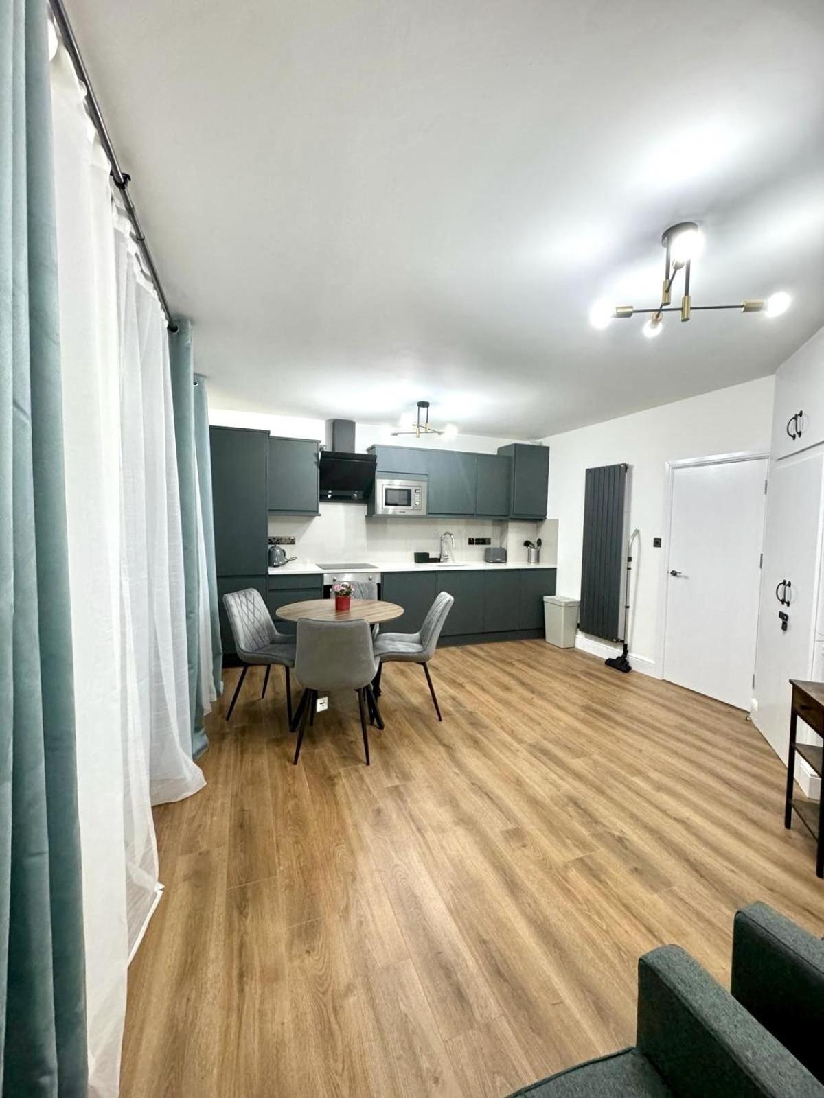 Centre One Bedroom Next To Station, Newly Renovated Lägenhet