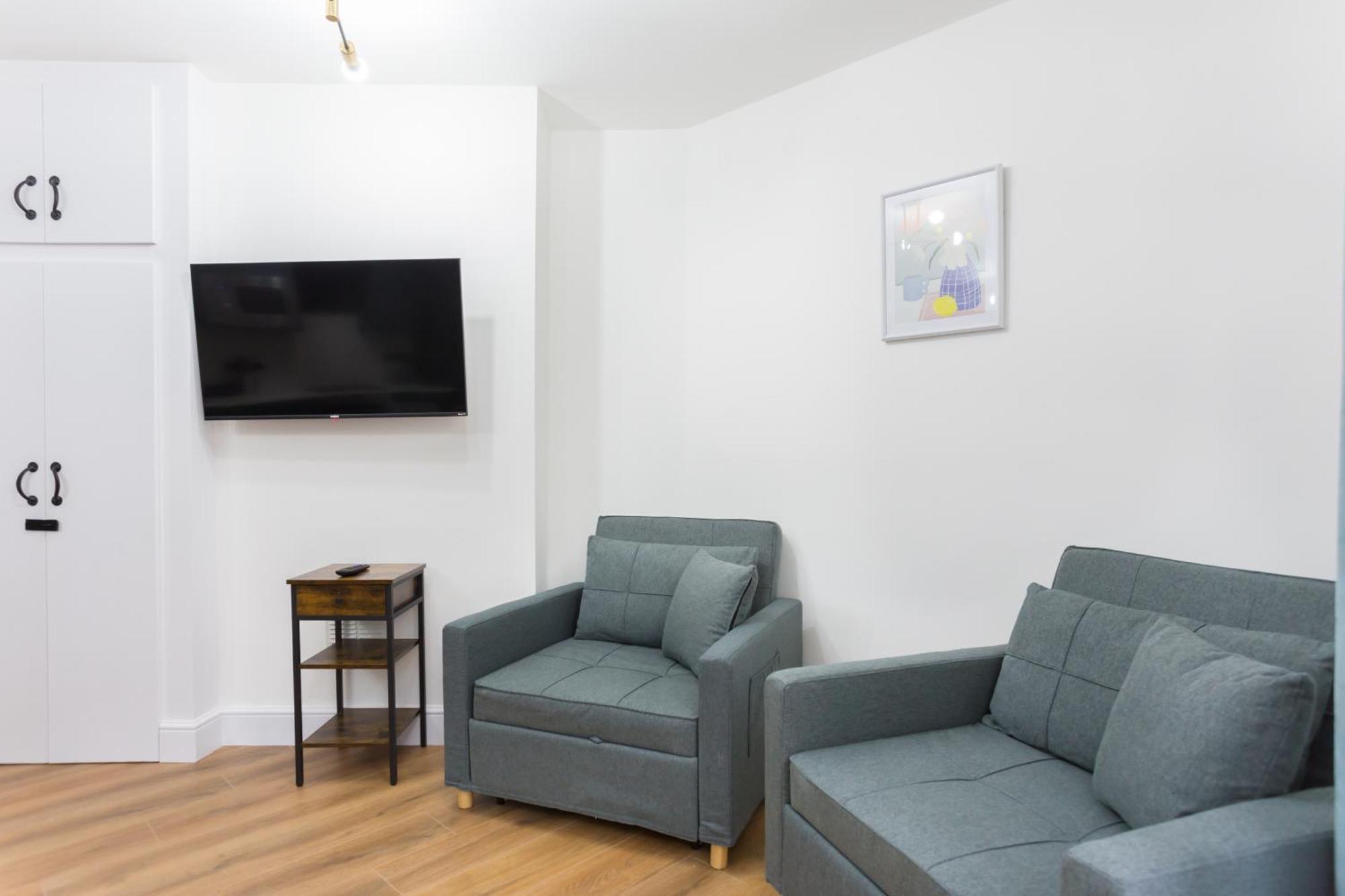 Lägenhet Centre One Bedroom Next To Station, Newly Renovated