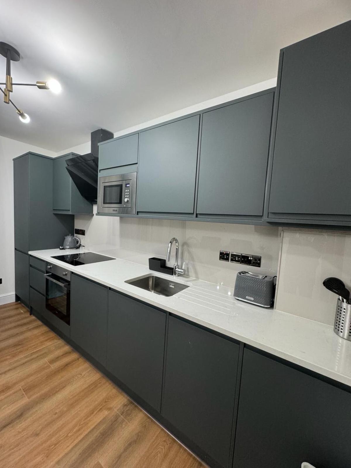 Lägenhet Centre One Bedroom Next To Station, Newly Renovated London