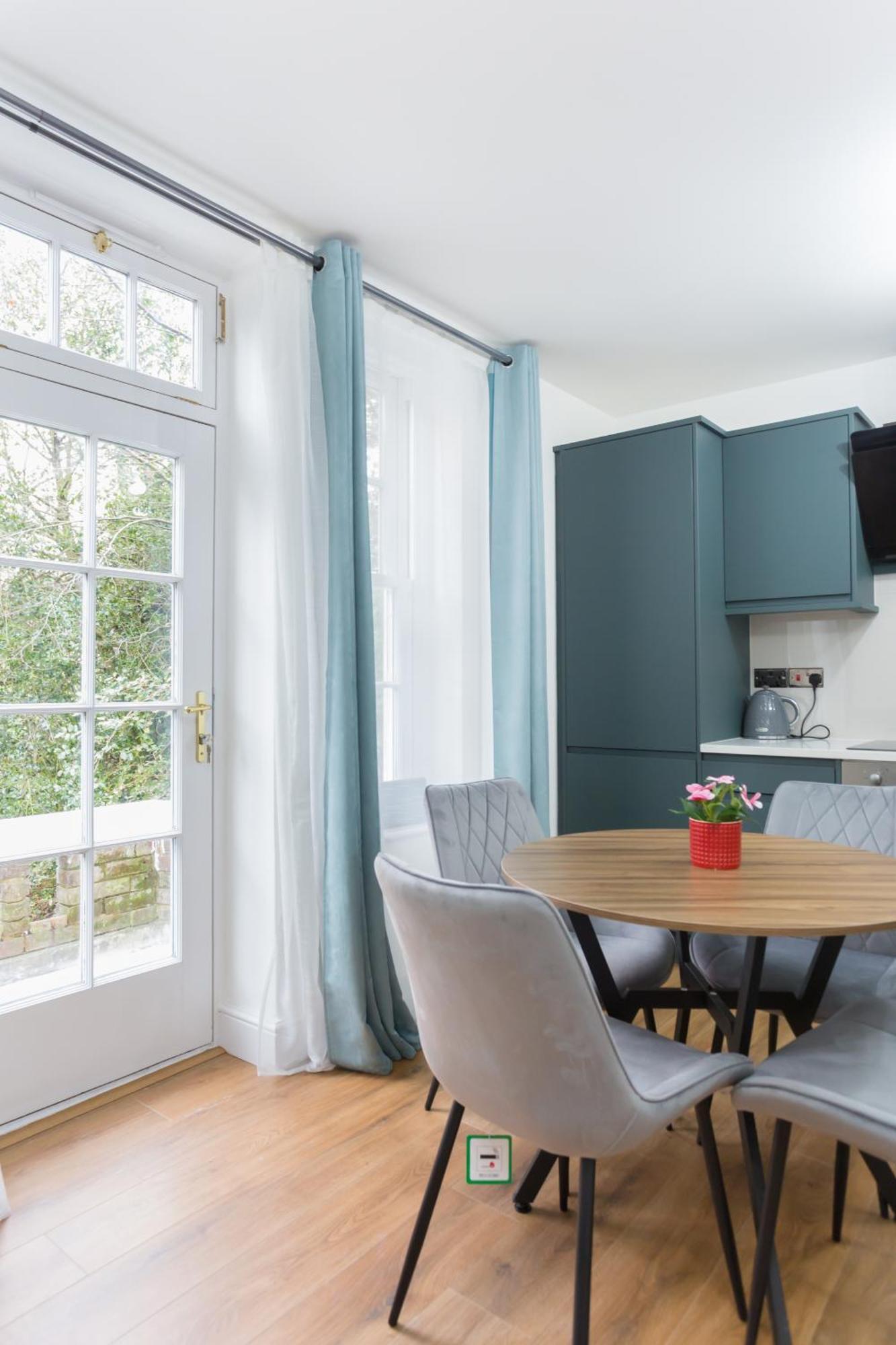 Centre One Bedroom Next To Station, Newly Renovated Lägenhet