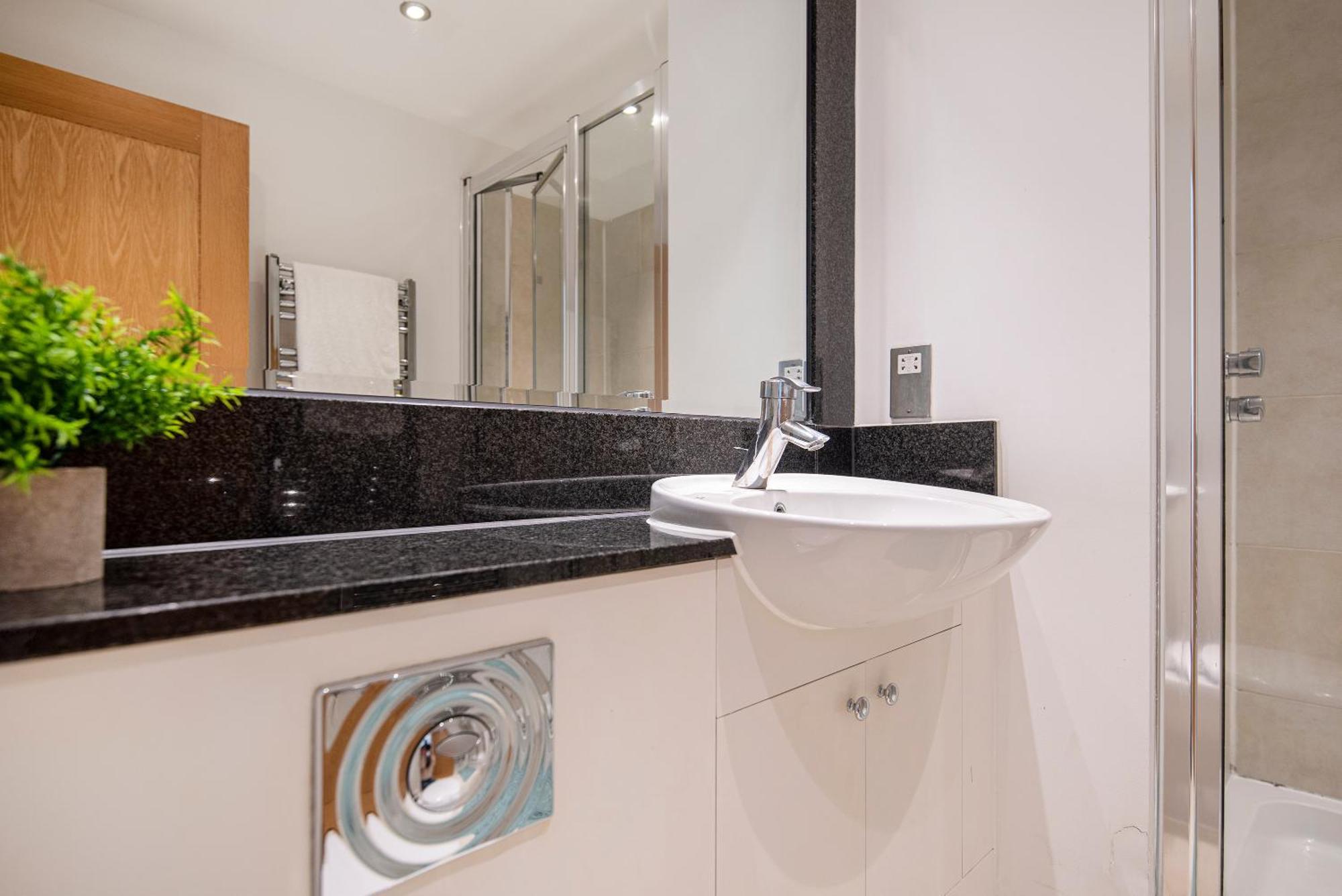 Compact 2 Bed Good Transport Links *