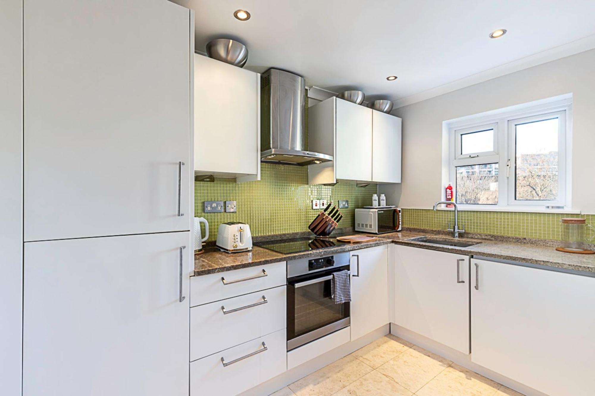 Contemporary And Spacious Kensington Apartment *
