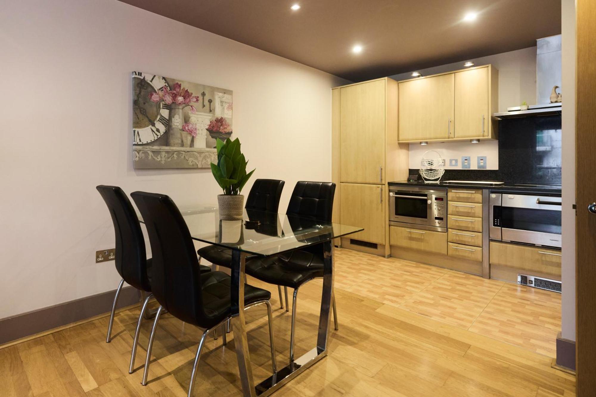The Vauxhall Hideout - Comfy 2bdr Flat With Balcony London