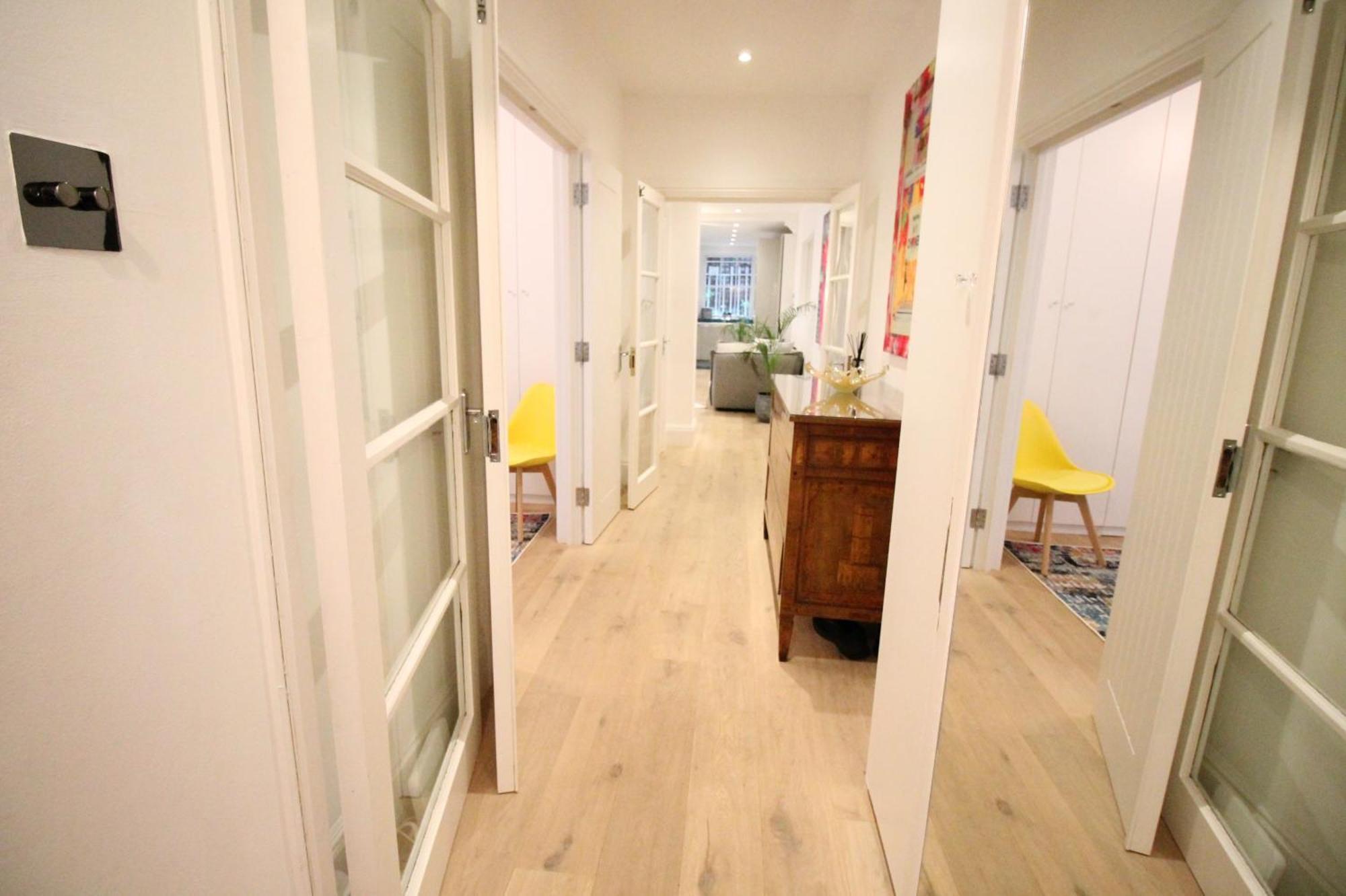 Trendy 2bedroom And 2 Bathroom Flat, Quiet Nottinghill Street Appartement Londen