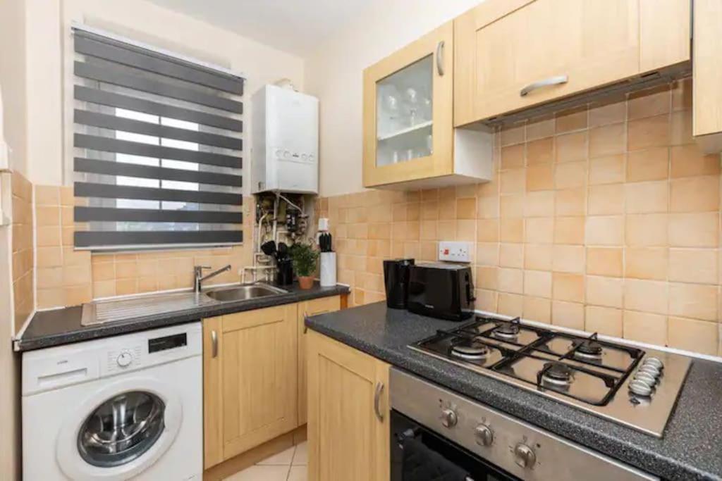 Tranquil 1br In South Bank With Onsite Parking * London