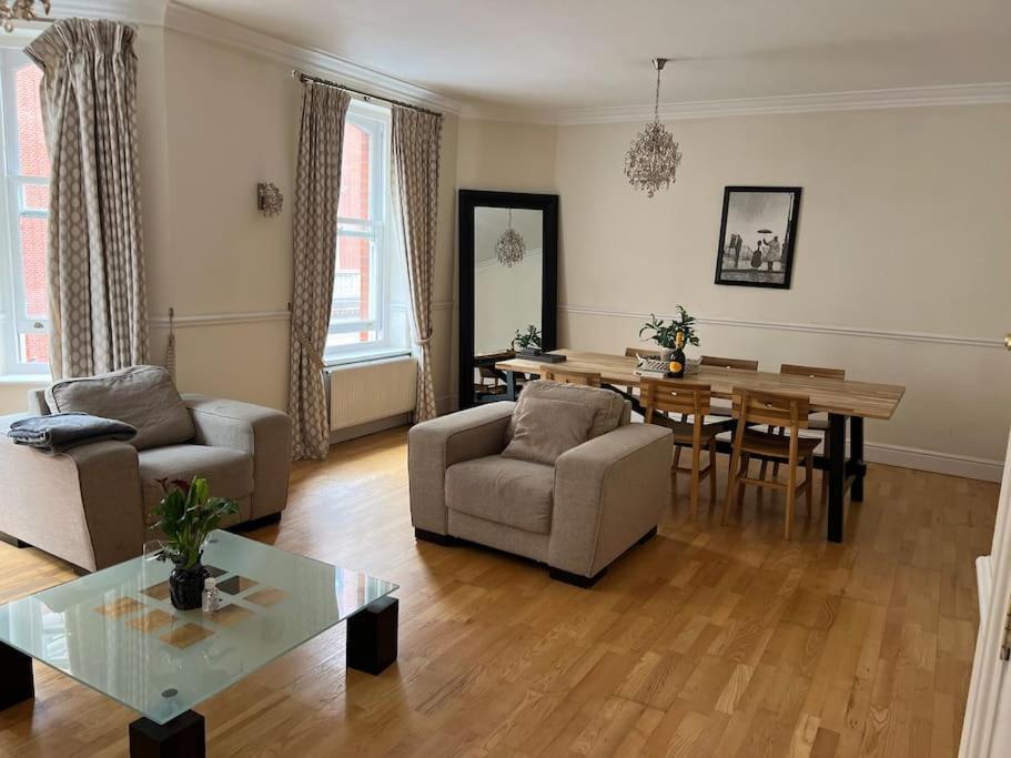 Luxury 3 Bedroom, 3 Bath By Oxford St & Soho Apartment