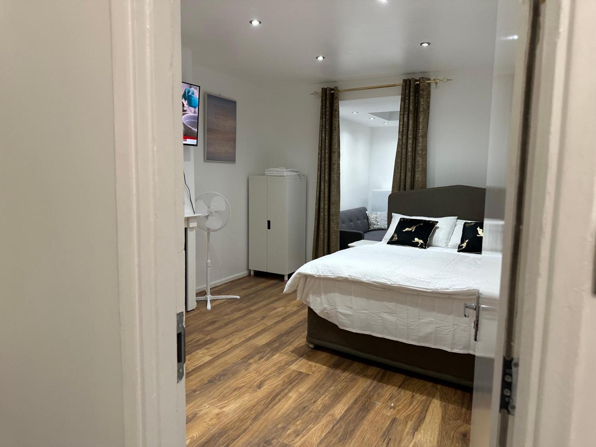 4th Flat With Private Own Bathroom A Luxury Family Setup And Furnished With Double Bed A Double Futon-sofa Bed A Single Futon Bed A Baby Cot And Garden And Free Parking * London