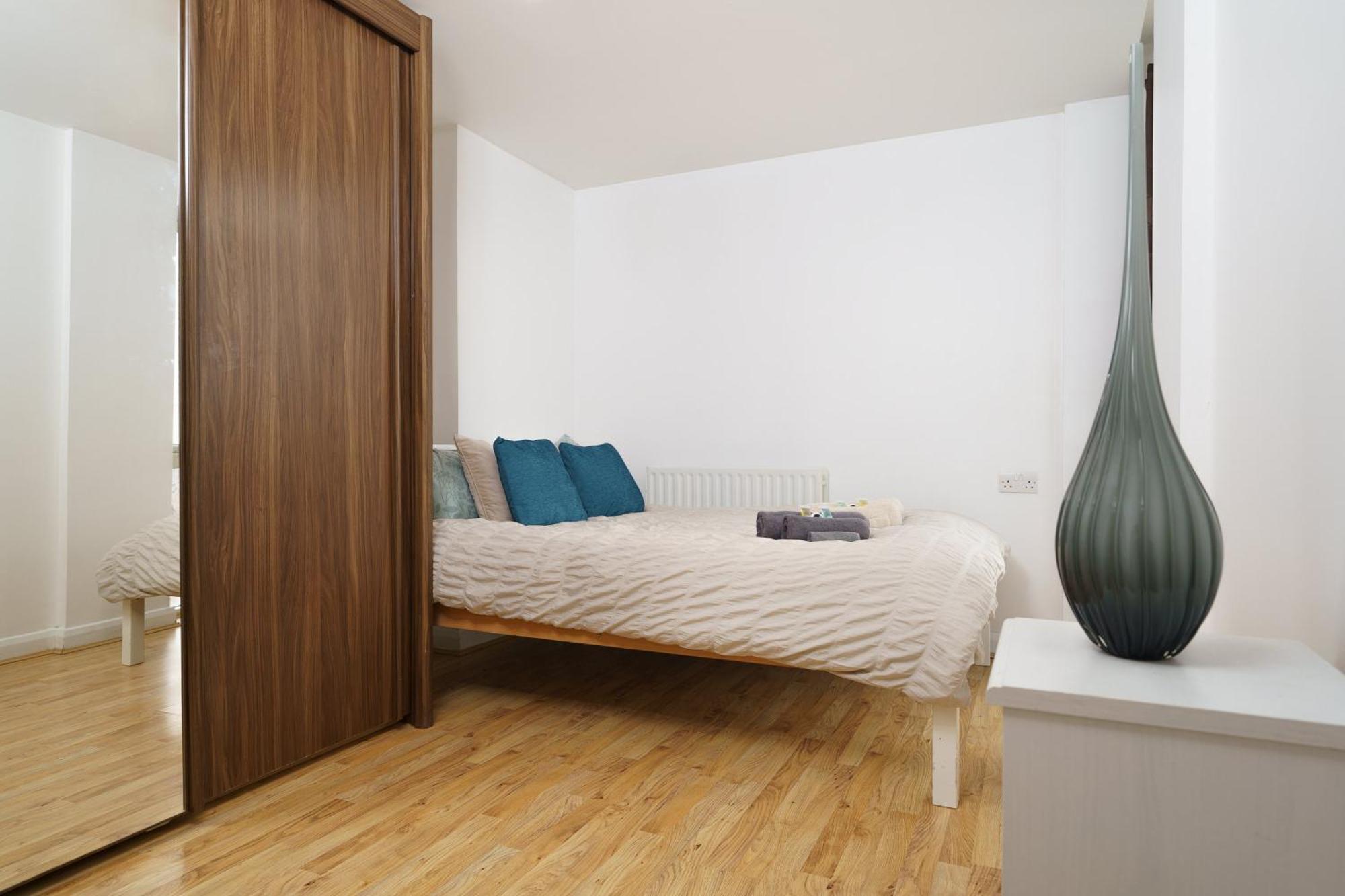 Beautiful 1 Bed With Living *