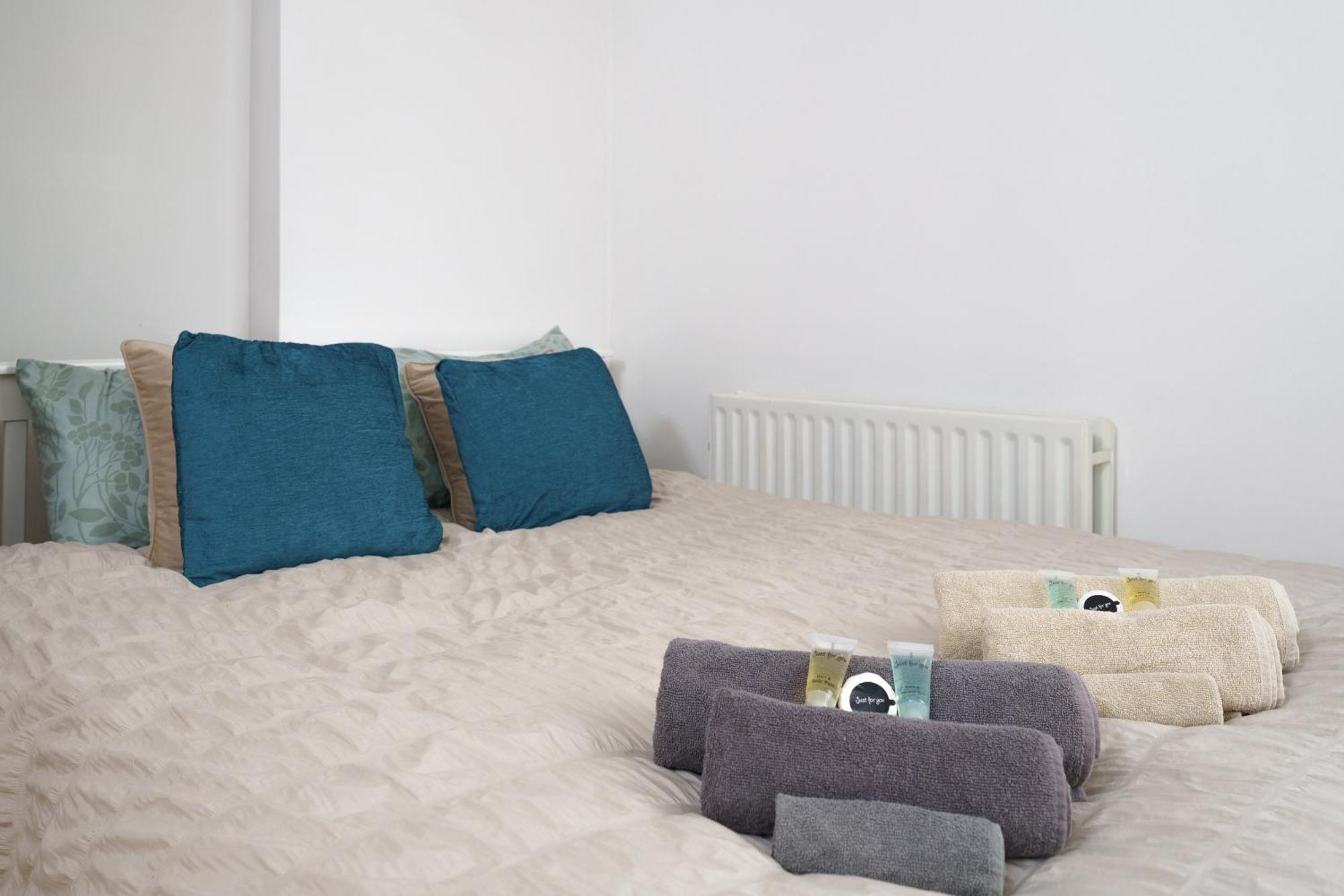 Beautiful 1 Bed With Living Apartment *