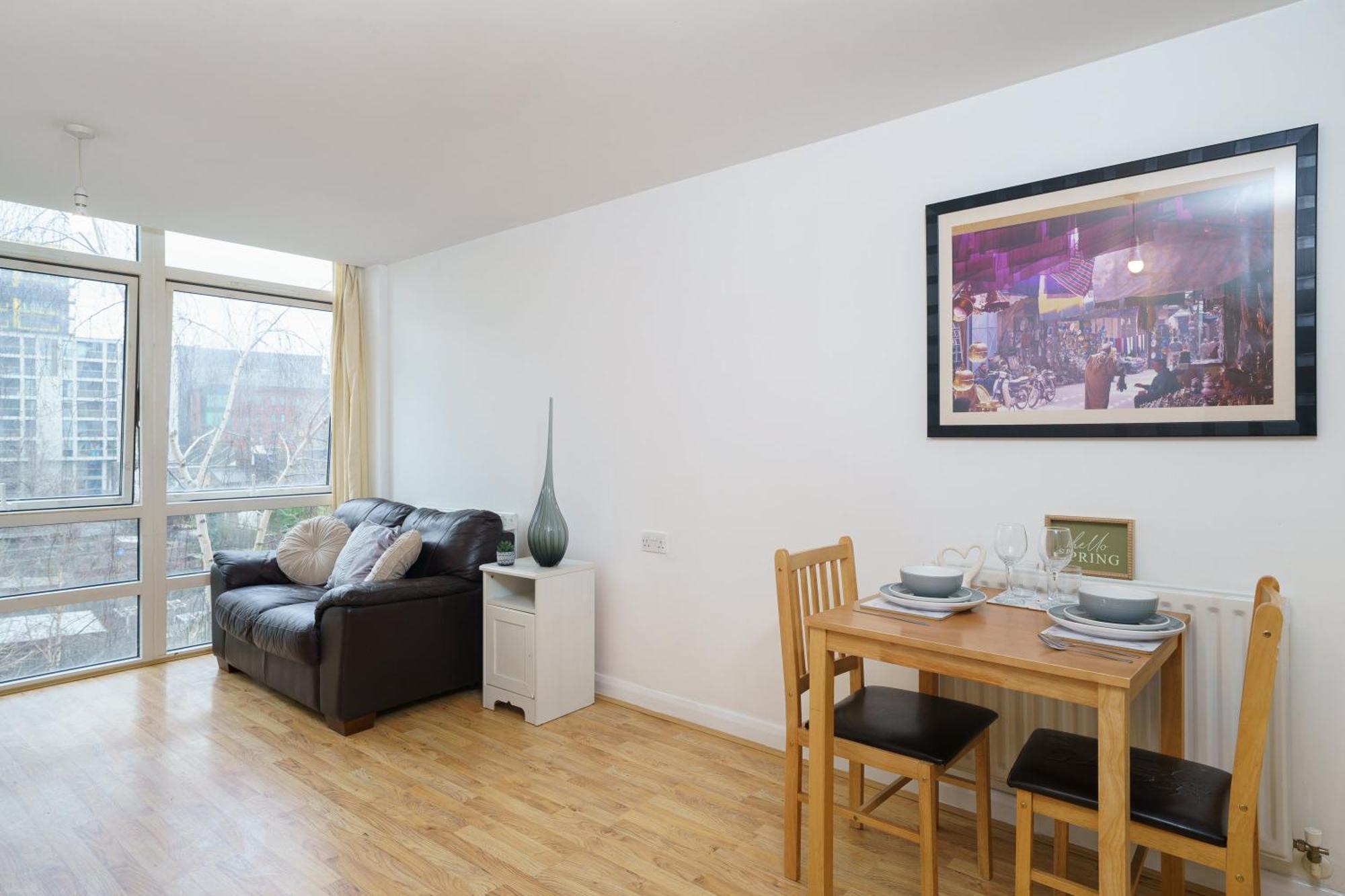Beautiful 1 Bed With Living * London