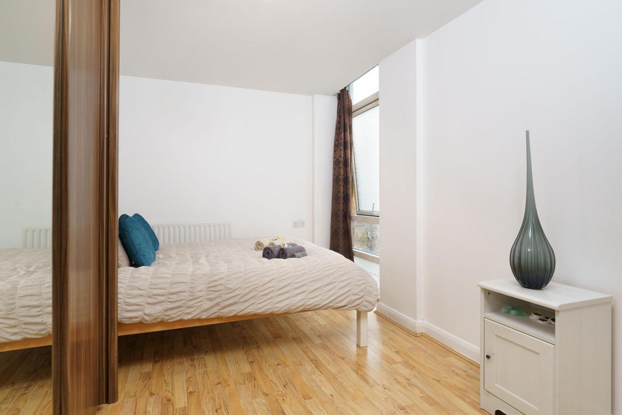 Beautiful 1 Bed With Living *