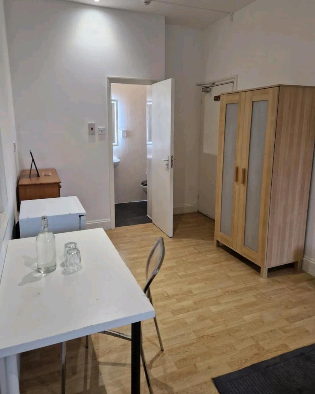 Affordable In Shared Flat, Bridge Privat overnatting