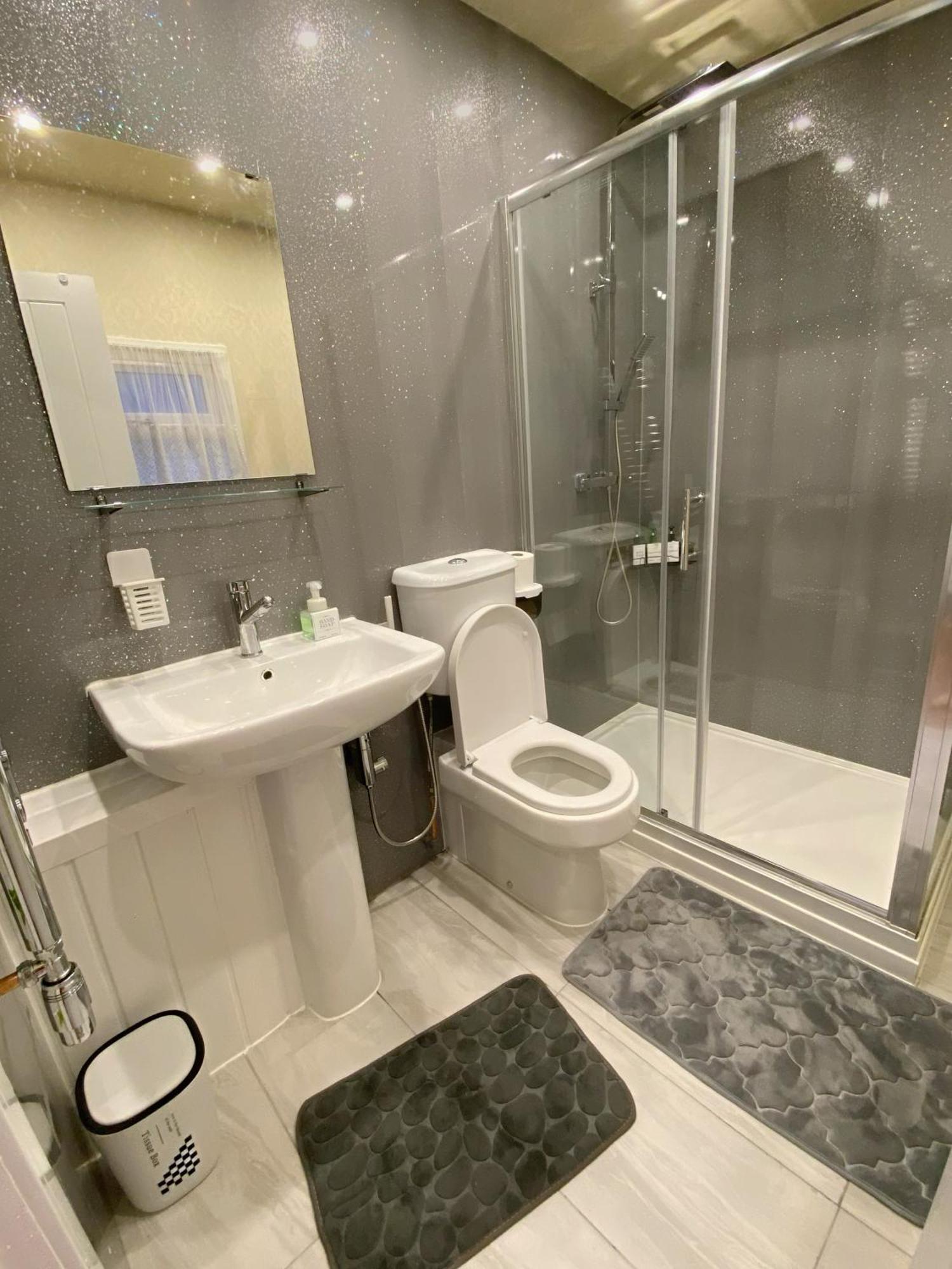 Barking House Sleeps 11 - Parking - Train Tube - Airport Ferienhaus London