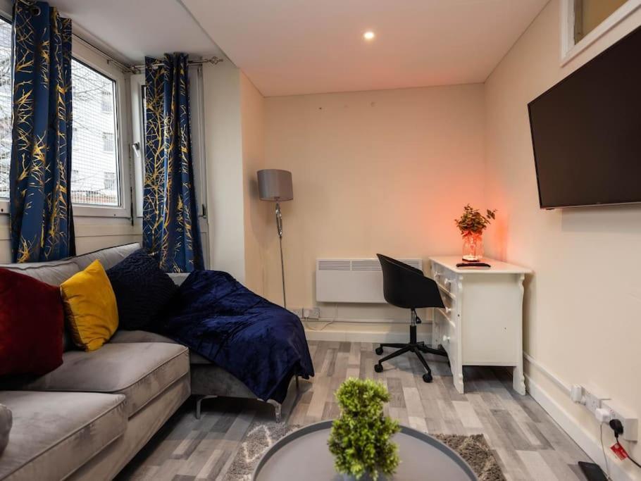 1 Bedroom-sofabed-worktable-4-wifi-parking Londen