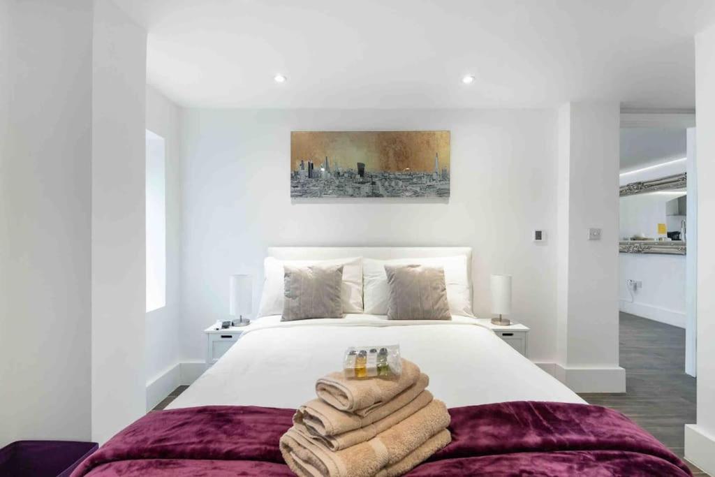 Luxury 1 Bed With Private Terrace & Parking - Heart Of Wanstead Village * Londen