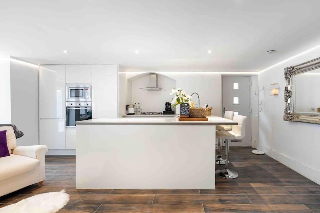 Appartement Luxury 1 Bed With Private Terrace & Parking - Heart Of Wanstead Village Londen