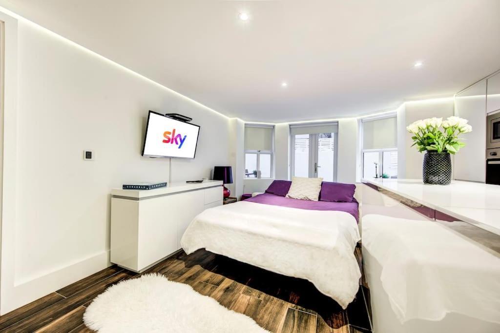 Luxury 1 Bed With Private Terrace & Parking - Heart Of Wanstead Village Londen