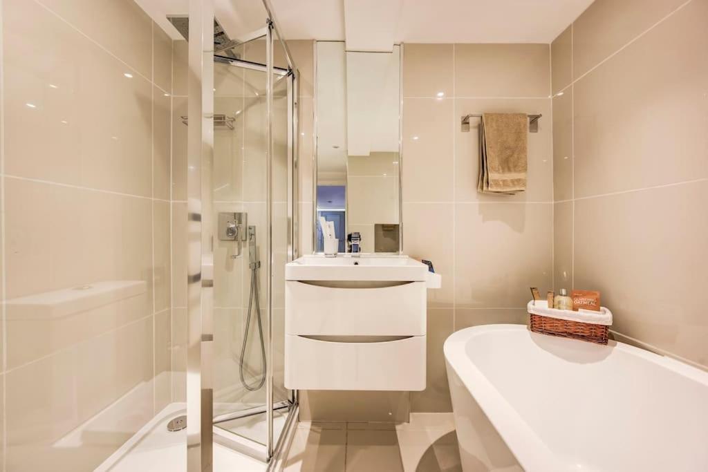 Luxury 1 Bed With Private Terrace & Parking - Heart Of Wanstead Village Appartement Londen